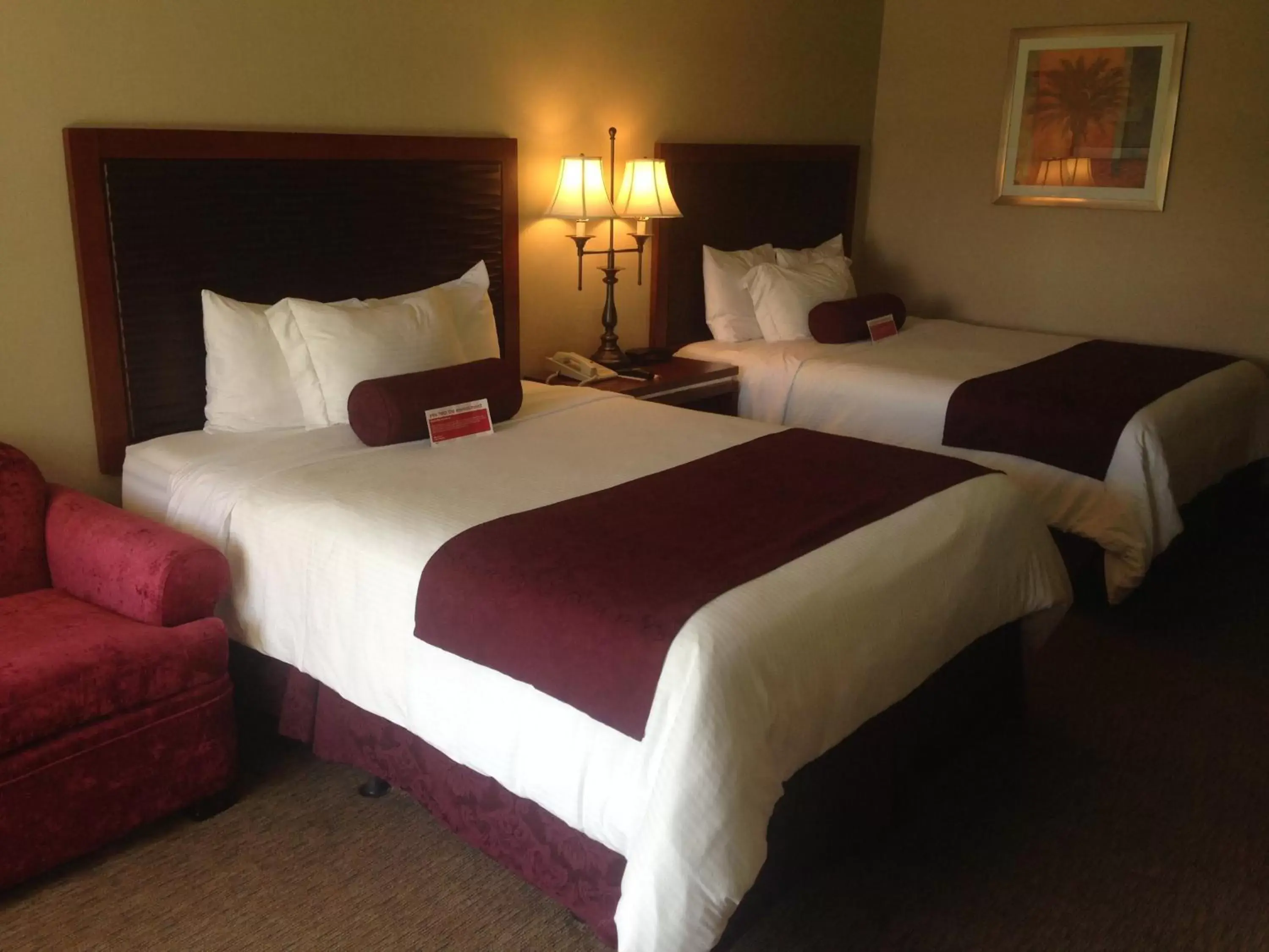 Photo of the whole room, Bed in Ramada by Wyndham Sunnyvale/Silicon Valley