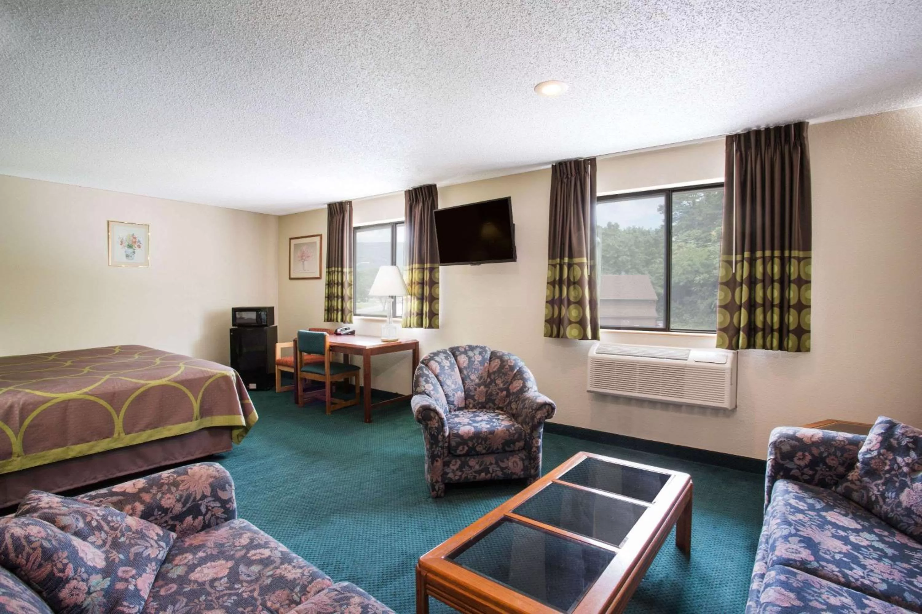 Photo of the whole room in Super 8 by Wyndham Salem VA