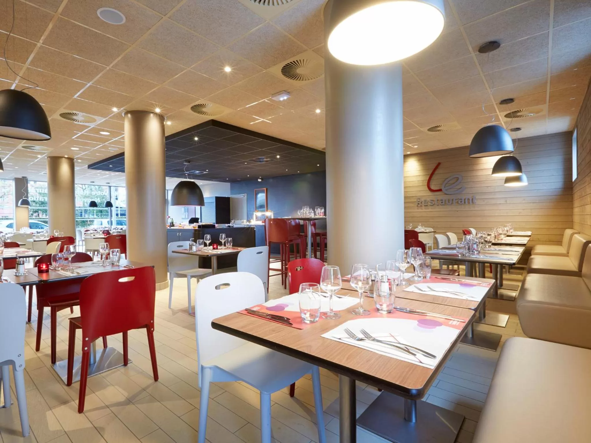Restaurant/places to eat in Campanile Lille Euralille