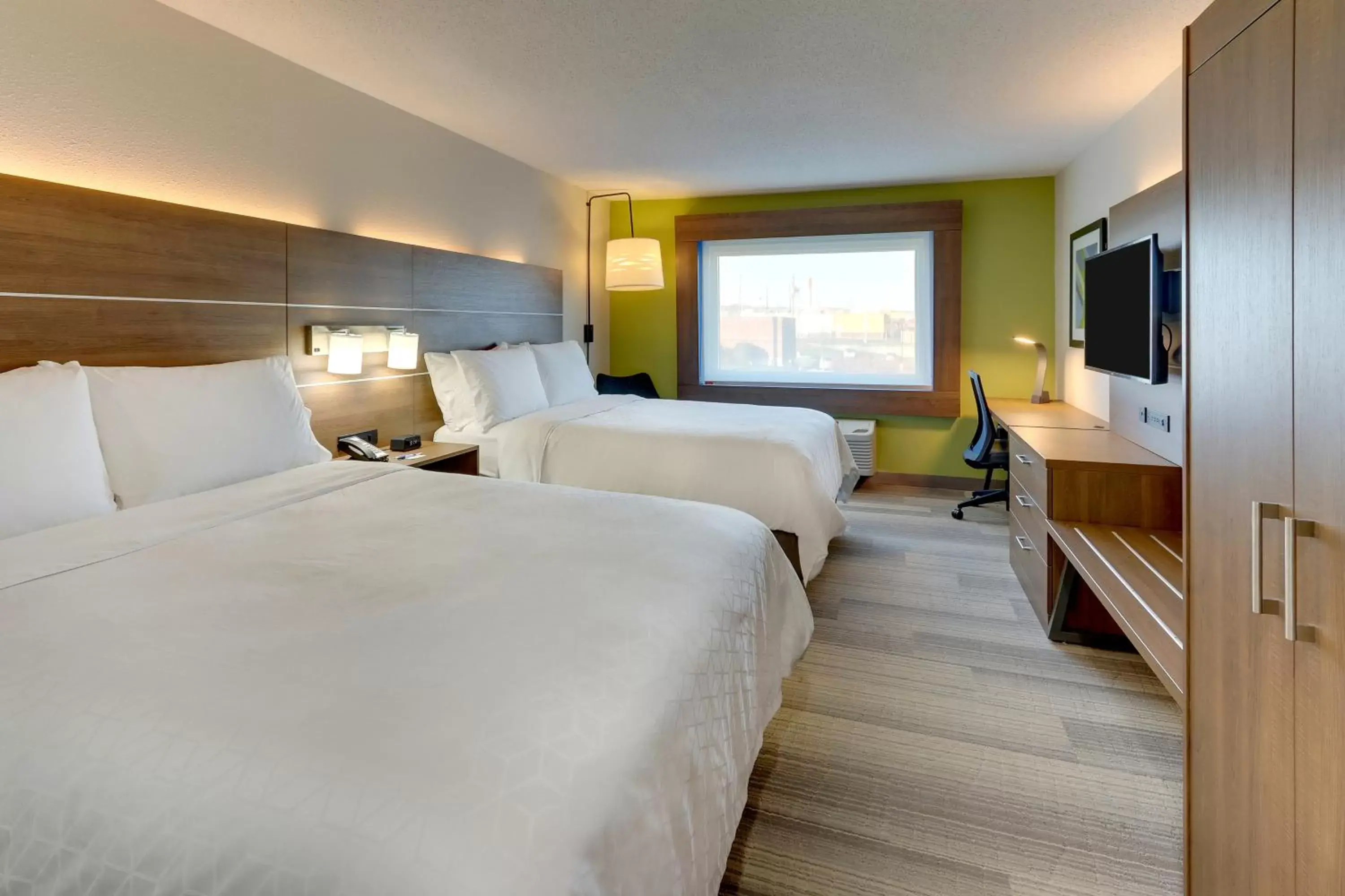 Bedroom, Bed in Holiday Inn Express - Cincinnati North - Monroe, an IHG Hotel