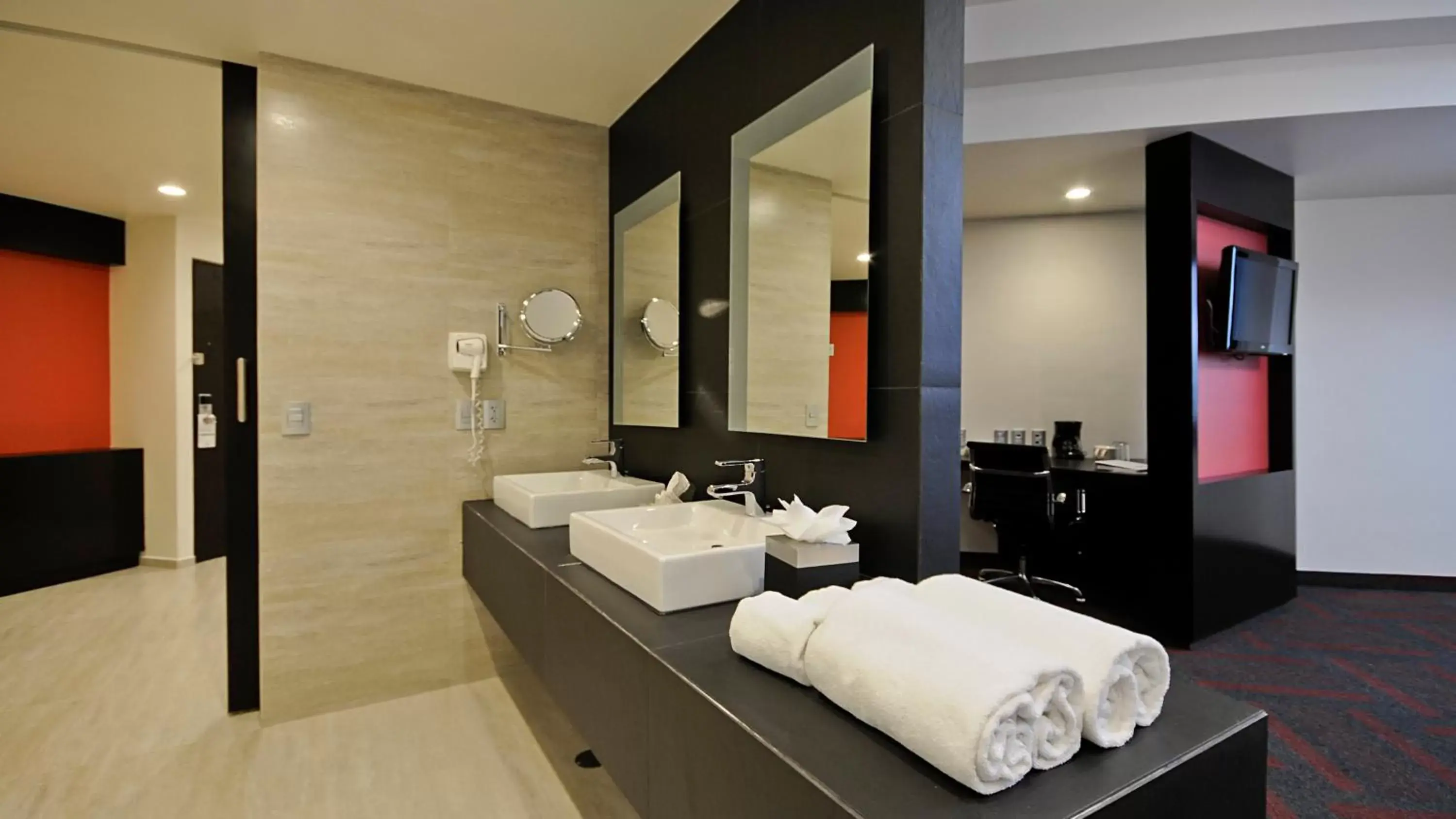 Photo of the whole room, Bathroom in Holiday Inn Mexico Dali Airport, an IHG Hotel