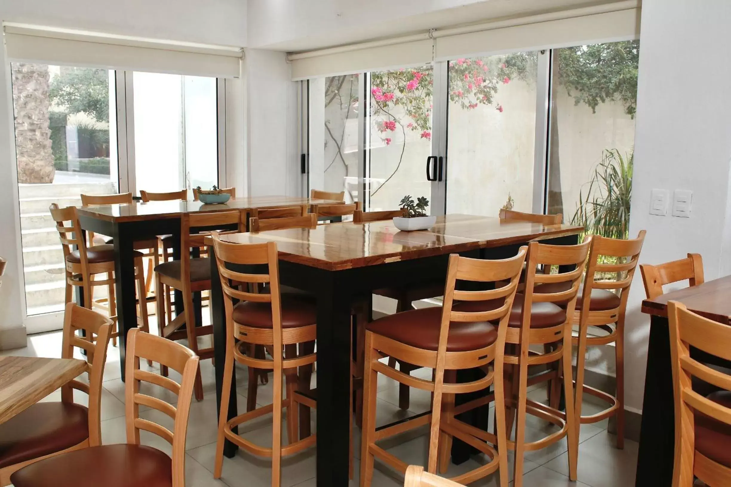 Restaurant/places to eat, Lounge/Bar in Comfort Inn Monterrey Valle