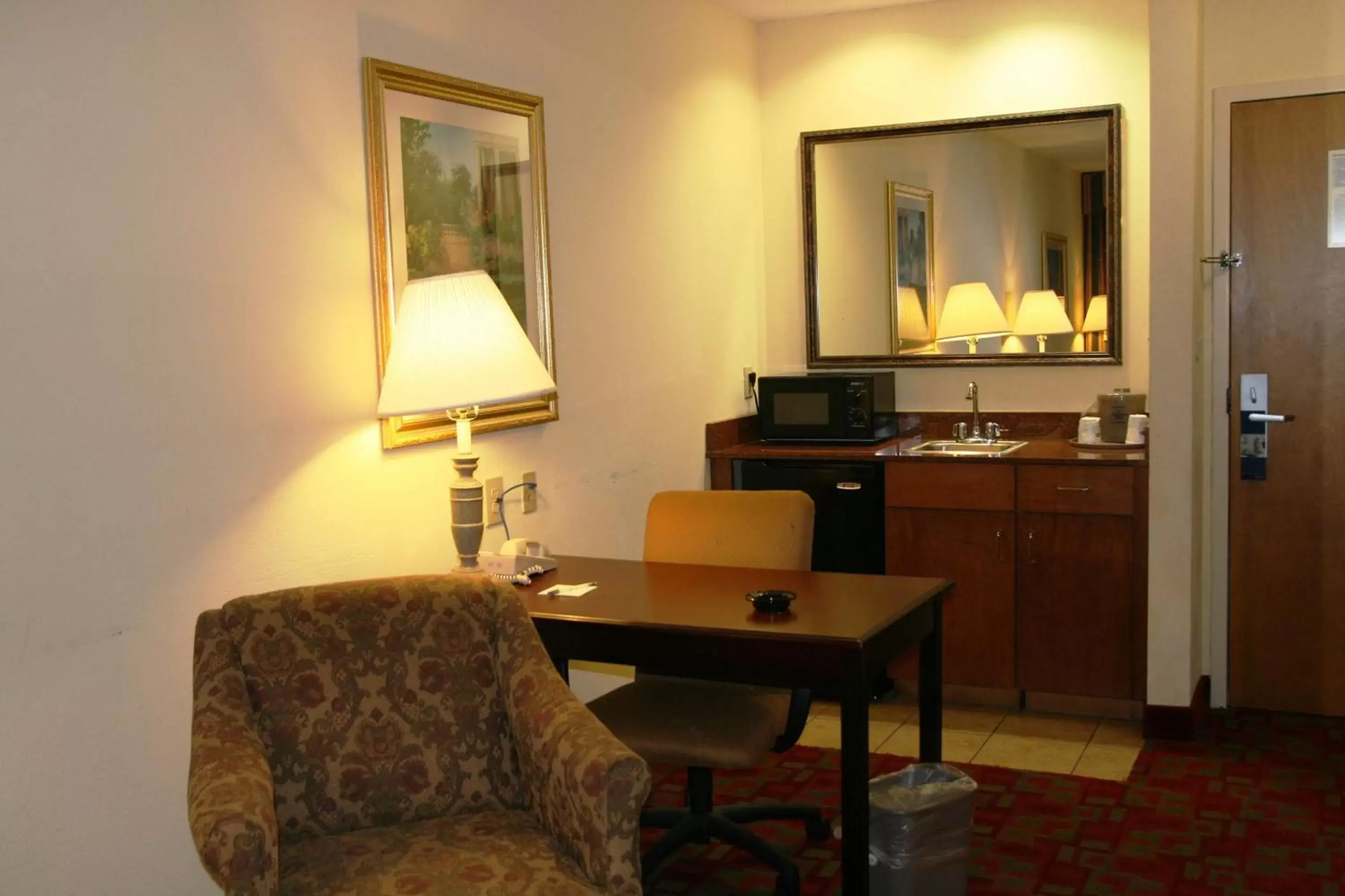 Bed, Seating Area in Hampton Inn Canton