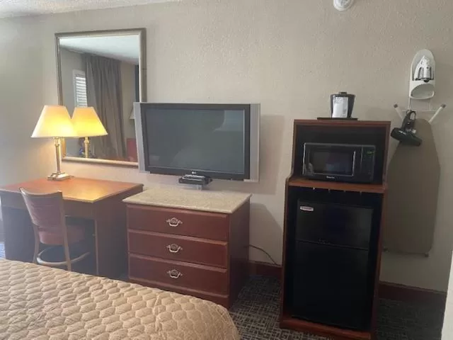 TV and multimedia, TV/Entertainment Center in Andy Griffith Parkway Inn