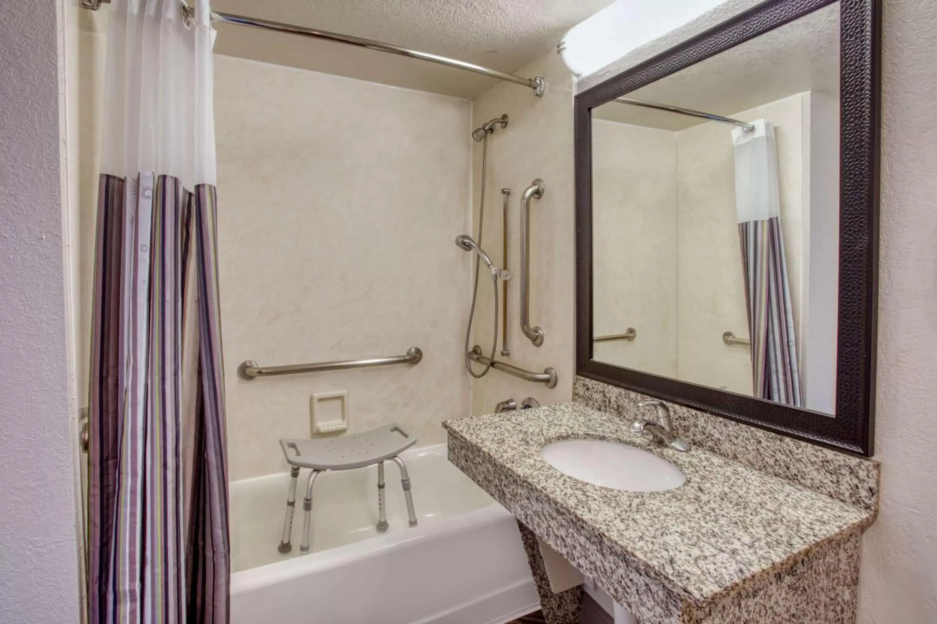 Bathroom in La Quinta by Wyndham Minneapolis Bloomington W