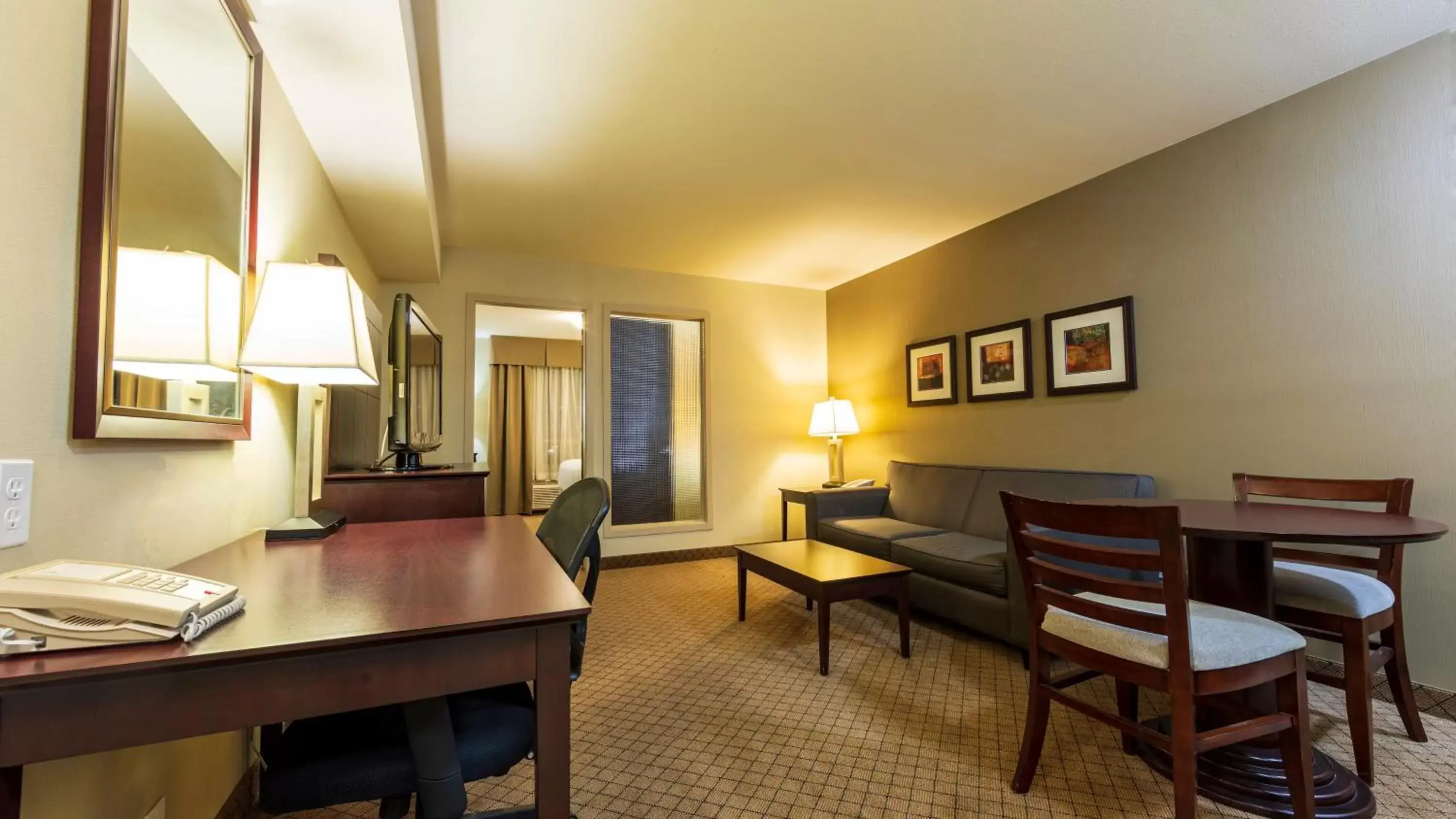 Photo of the whole room, Dining Area in Holiday Inn Hotel and Suites-Kamloops, an IHG Hotel