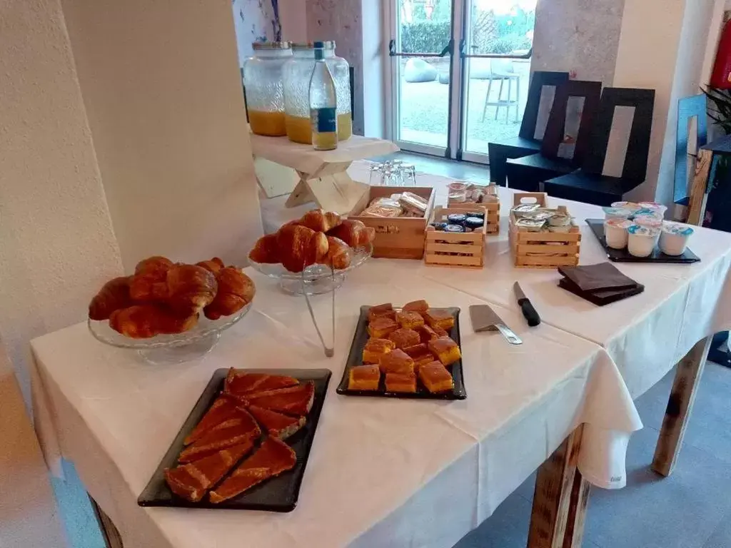 Buffet breakfast in Hotel La Smorfia