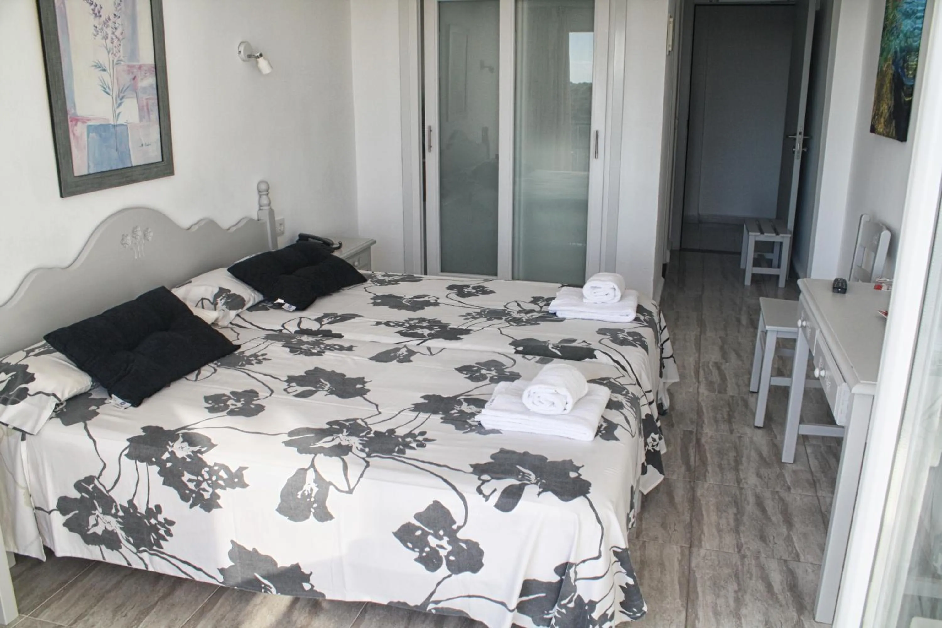 Photo of the whole room, Bed in Hotel Rocamar