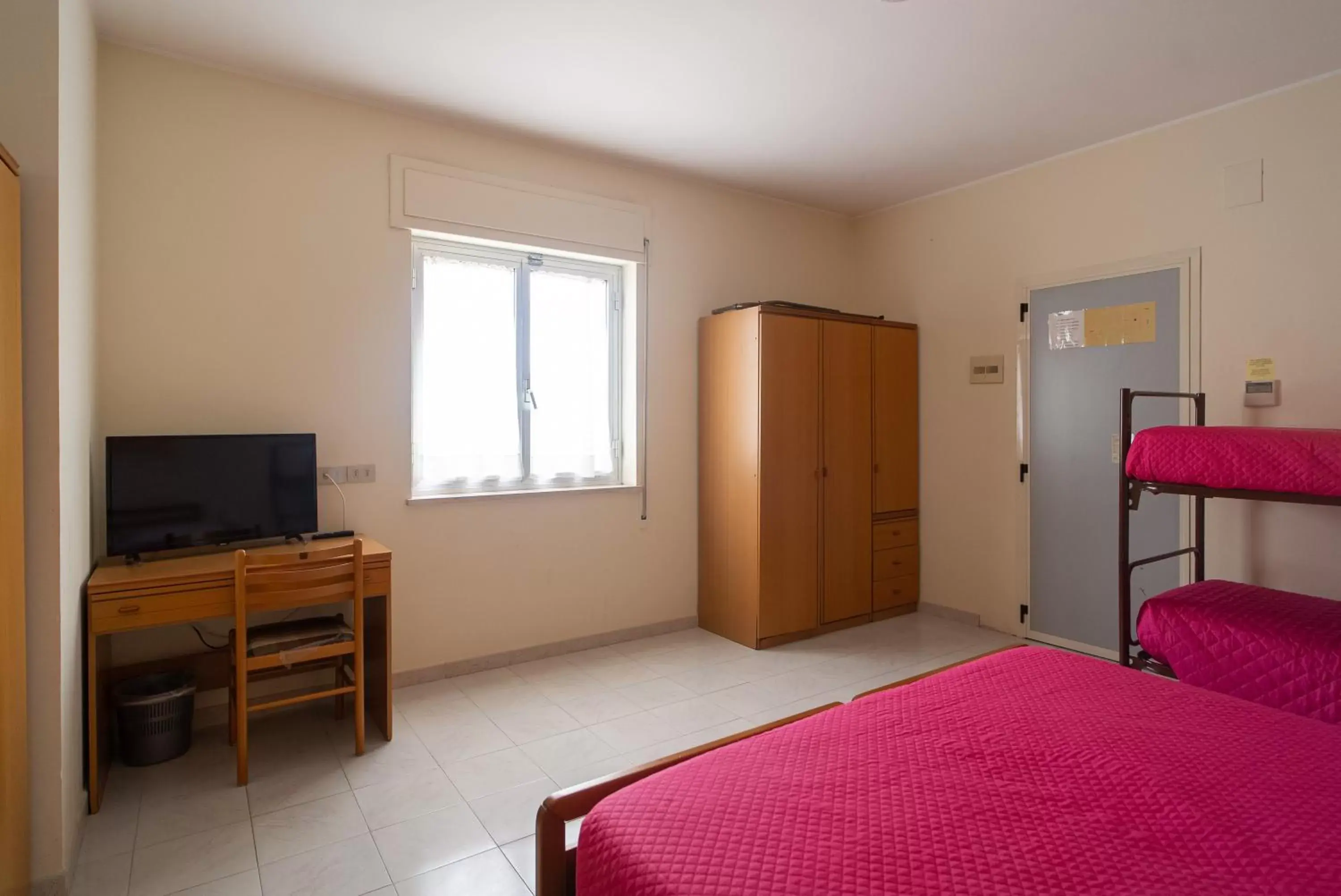 Bedroom, TV/Entertainment Center in Hotel La Fonte