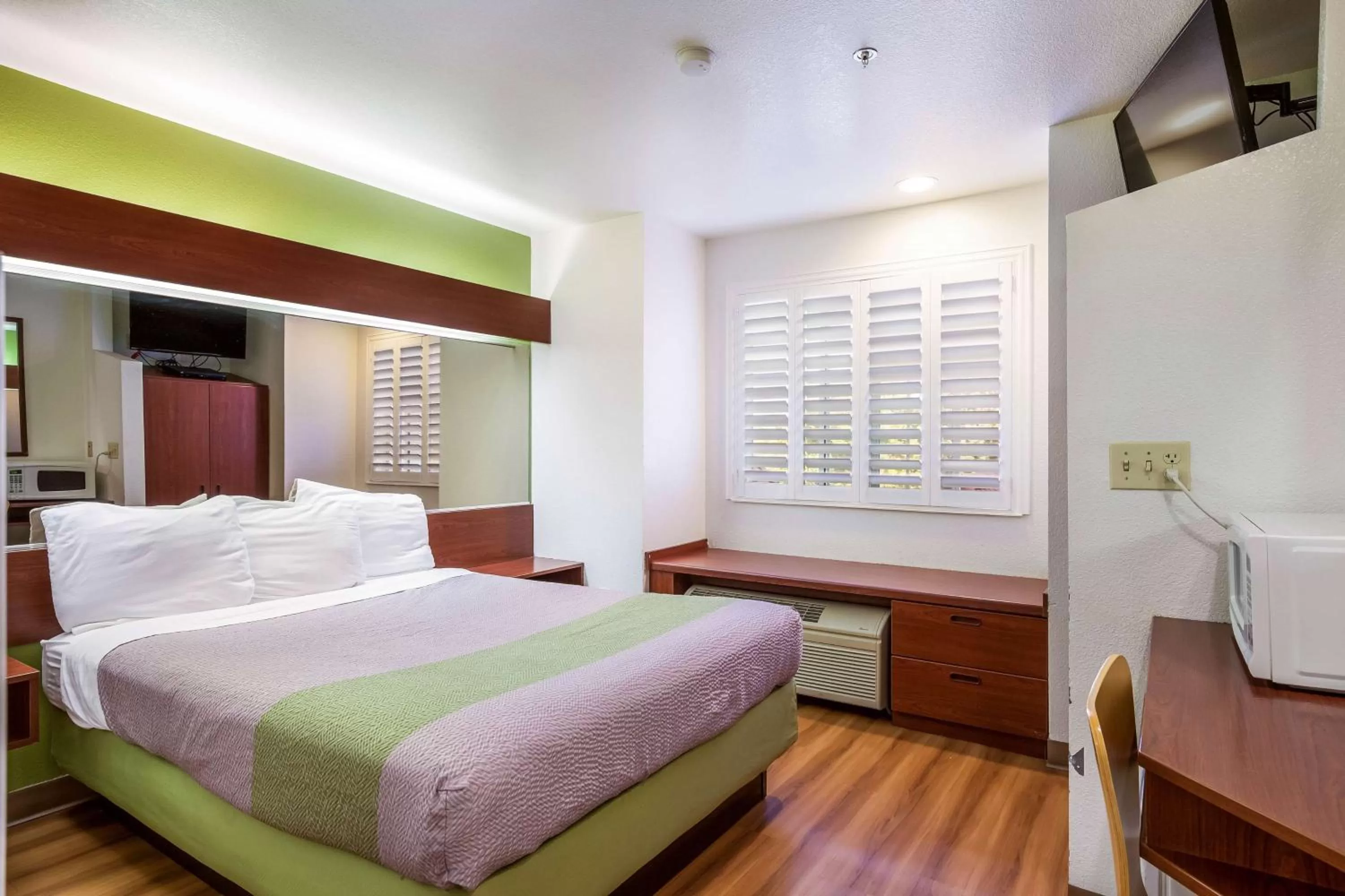 Bedroom, Bed in Motel 6-Dixon, CA