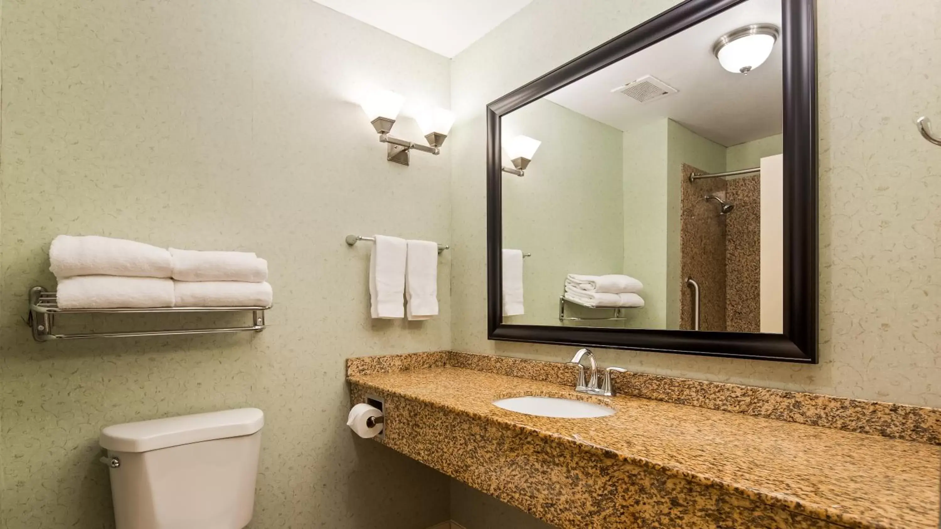 Bathroom in Comfort Suites Seabrook - Kemah