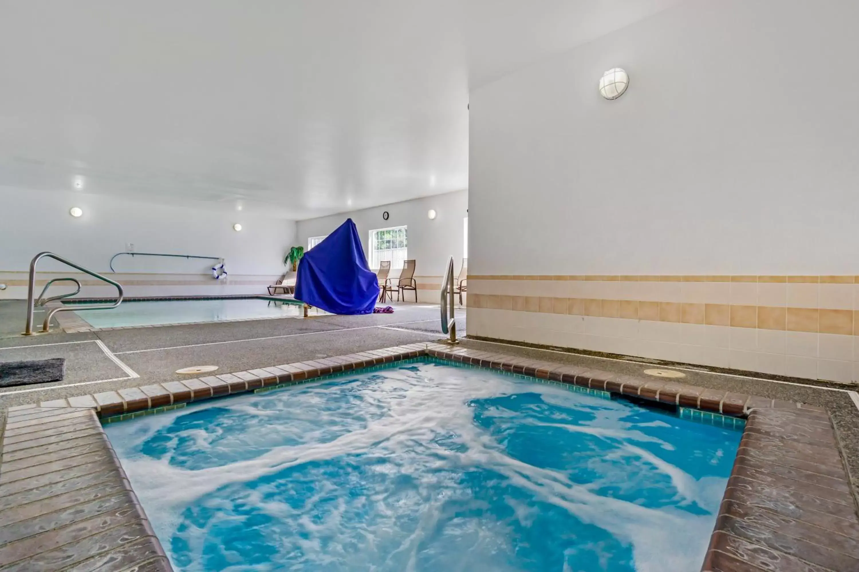 Hot Tub, Swimming Pool in Comfort Inn Auburn – Seattle