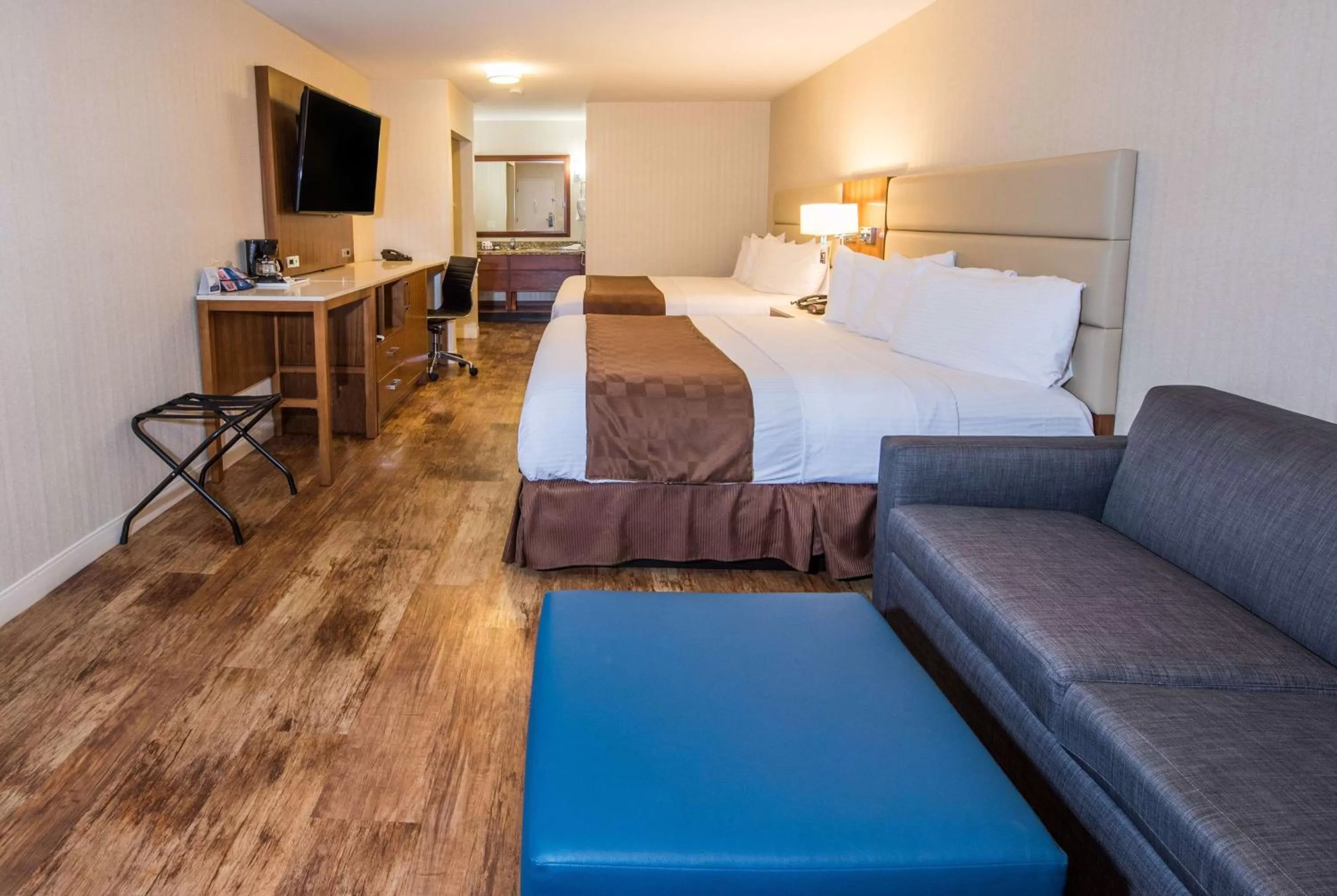 Photo of the whole room, Bed in Travelodge by Wyndham Culver City