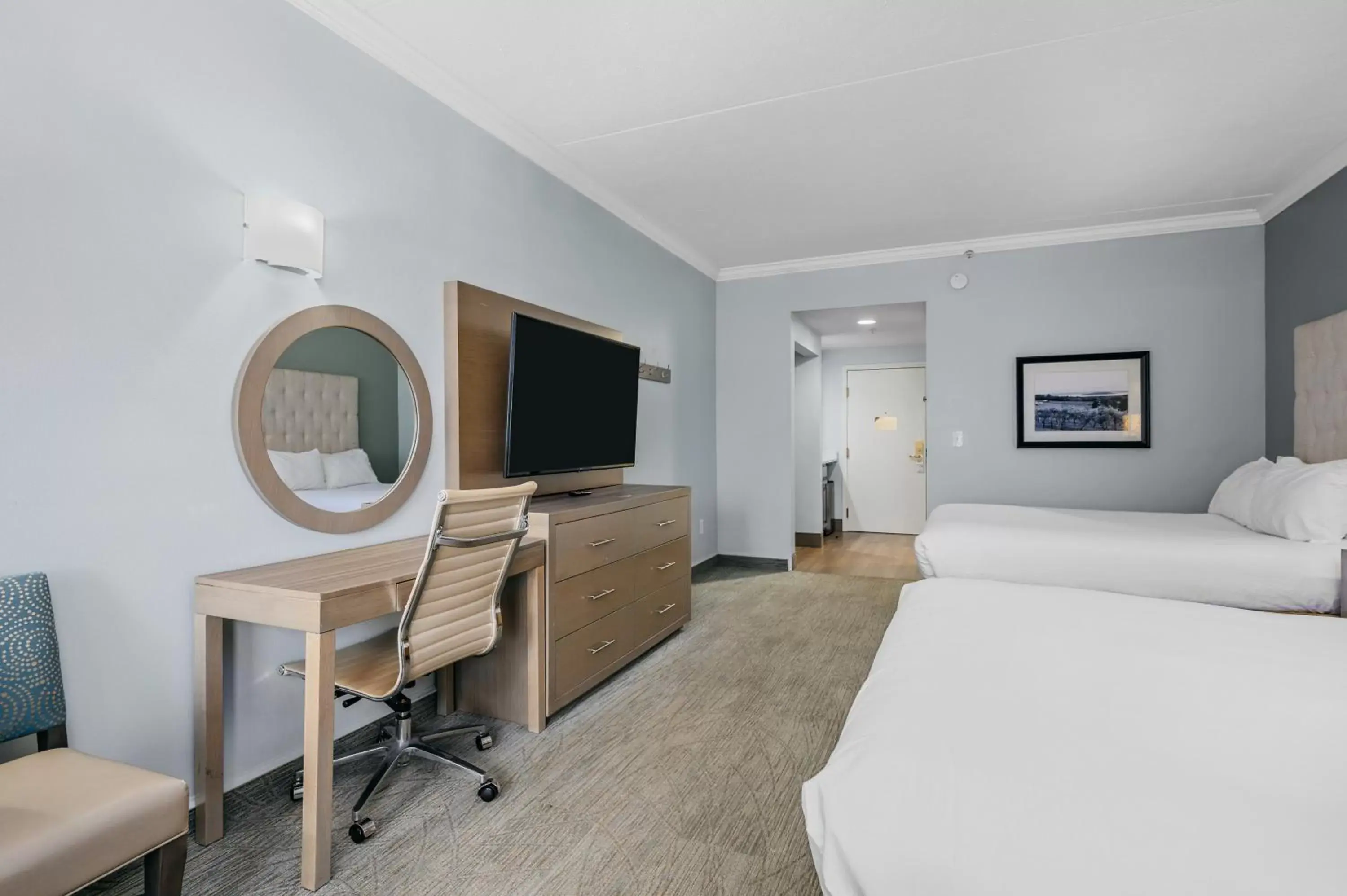 Bedroom, TV/Entertainment Center in Cherry Tree Inn & Suites