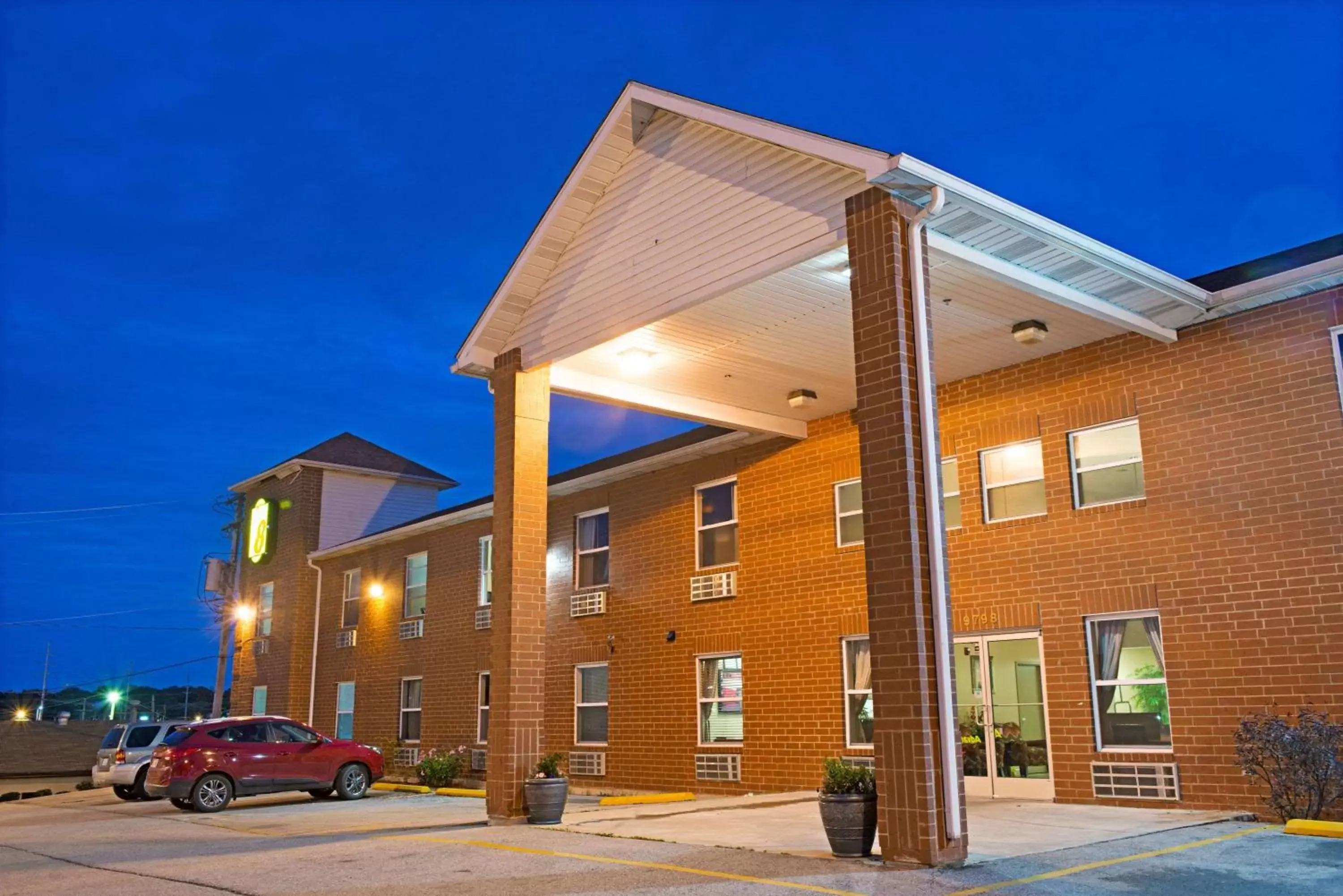 Property building in Super 8 by Wyndham St. Louis Airport Property building in Super 8 by Wyndham St. Louis Airport