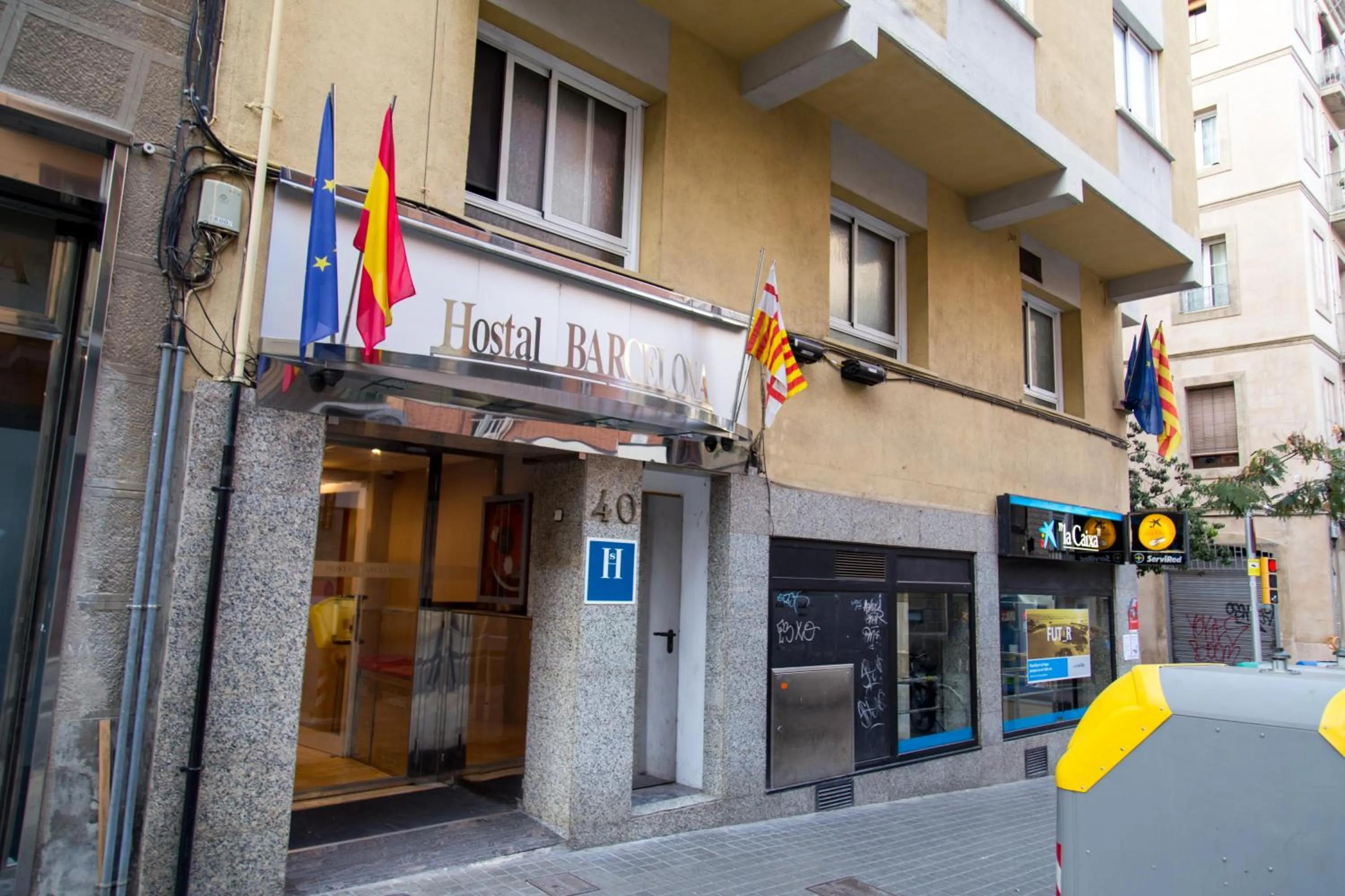 Facade/entrance in Hostal Barcelona
