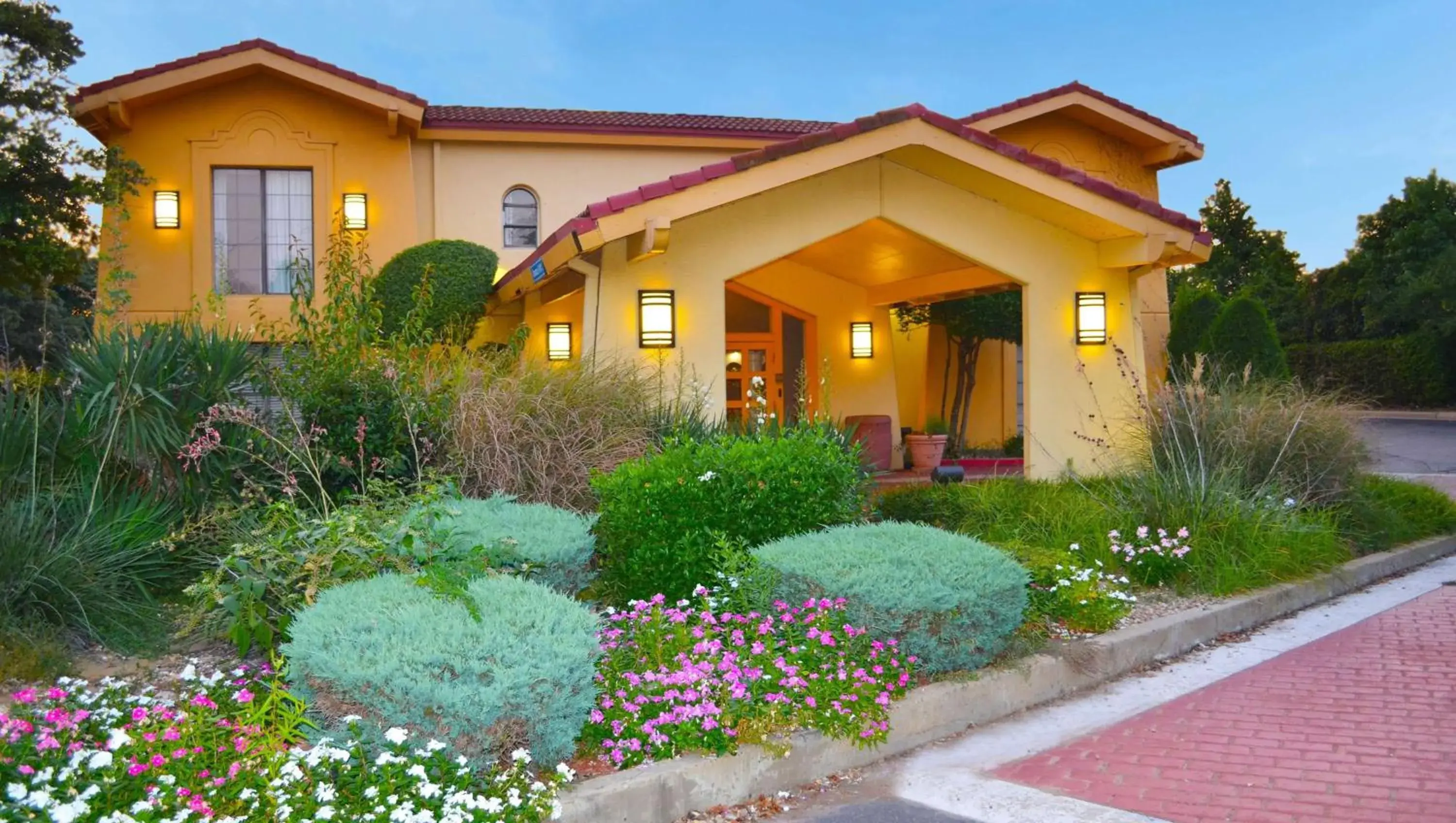 Facade/entrance, Property Building in Magnuson Hotel Texarkana Facade/entrance, Property Building in Magnuson Hotel Texarkana