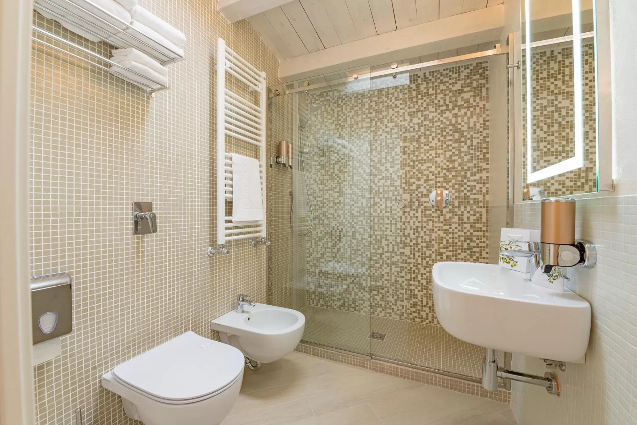 Shower in Le Maestranze Deluxe Rooms