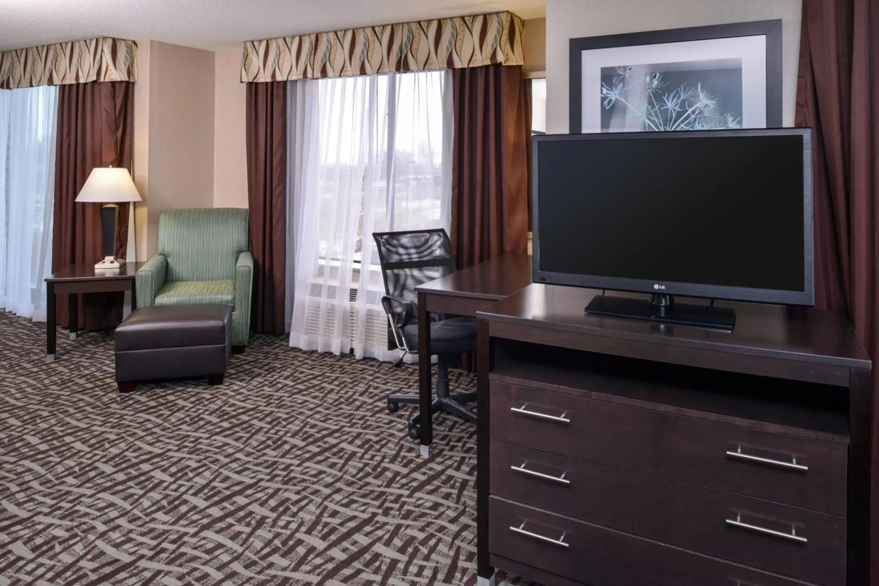 Bedroom, TV/Entertainment Center in Holiday Inn Express Hotel & Suites Youngstown - North Lima/Boardman, an IHG Hotel