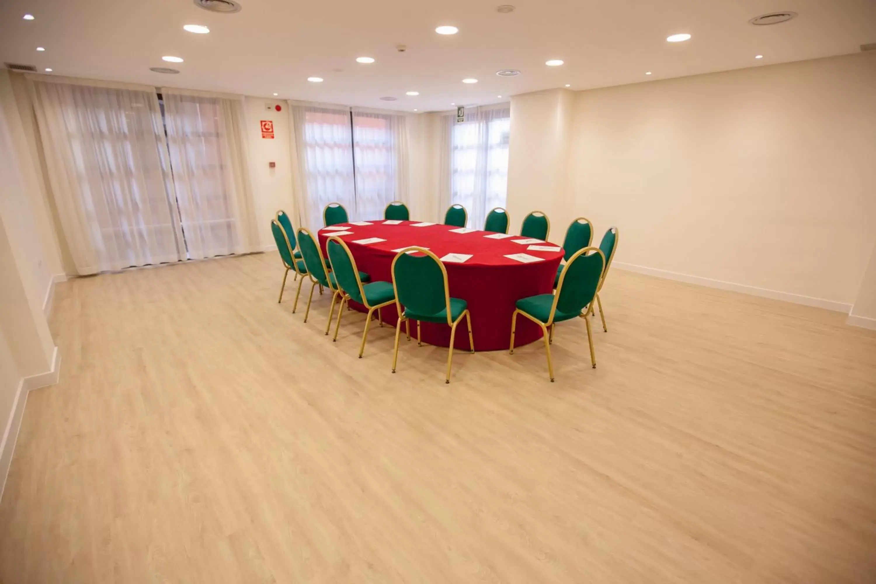 Meeting/conference room in Holiday Inn Express Ciudad de las Ciencias, an IHG Hotel