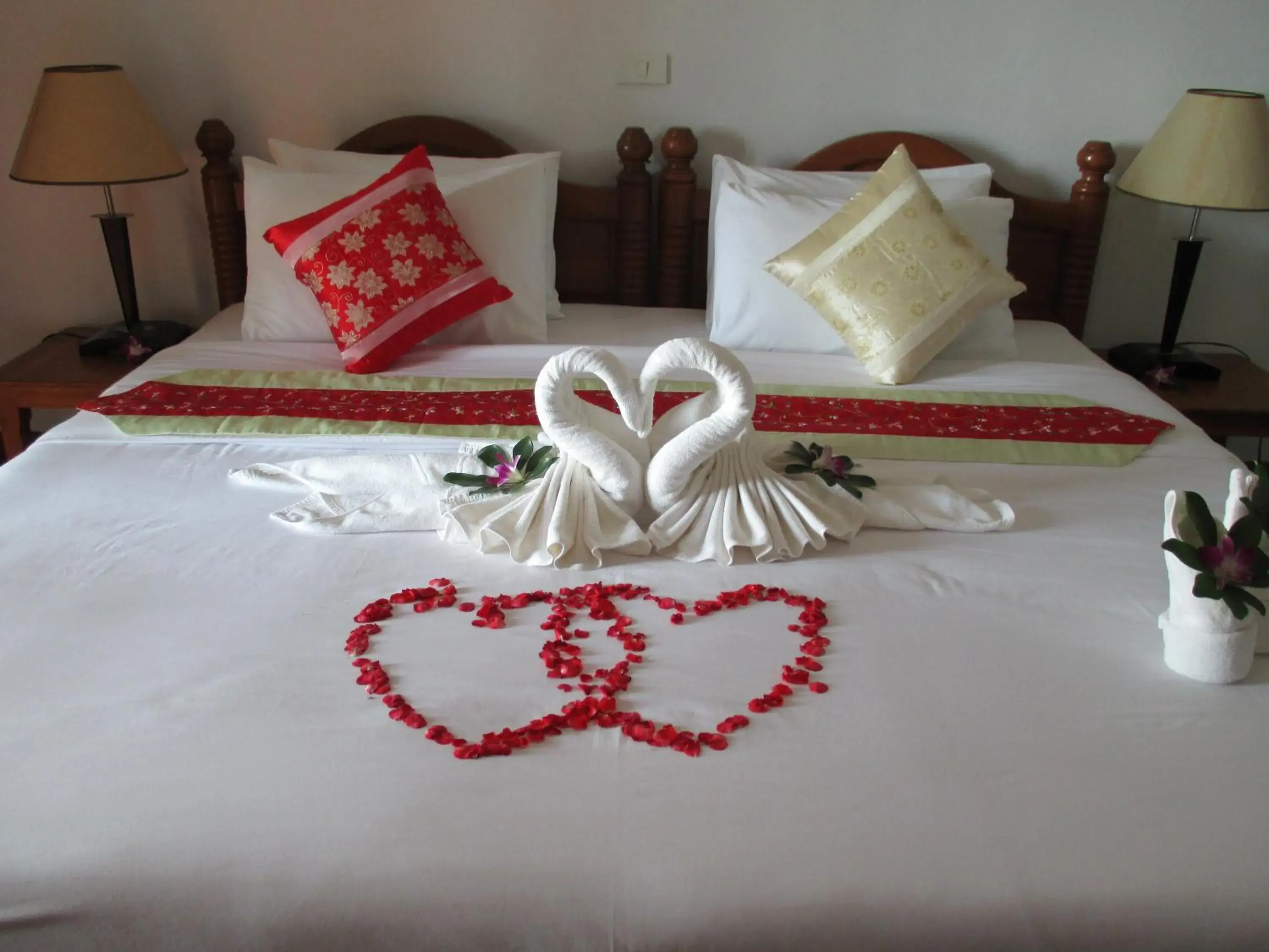 Bed in Lipa Bay Resort