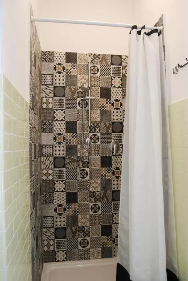 Shower, Bathroom in A Casa di Lola