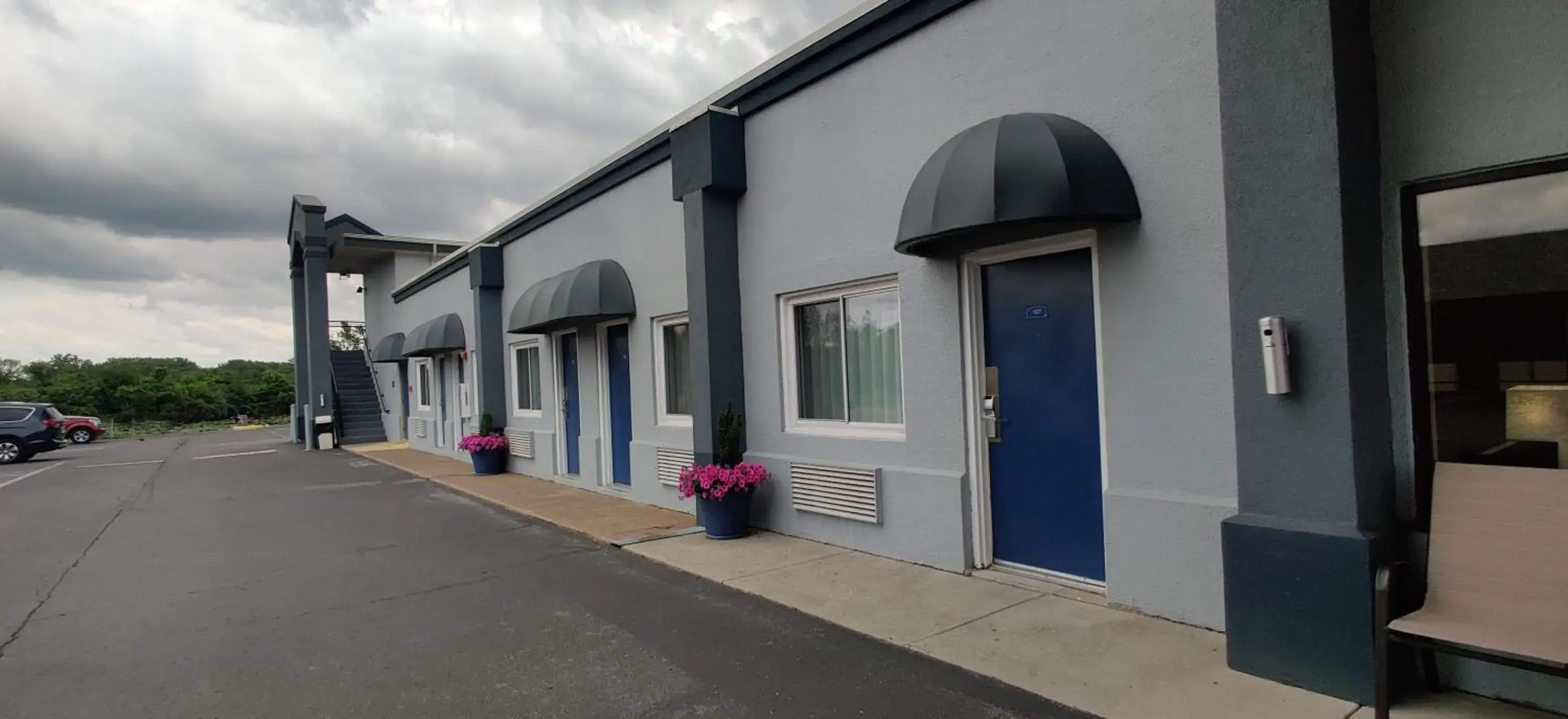 Property building in Cedar Cove Property building in Cedar Cove