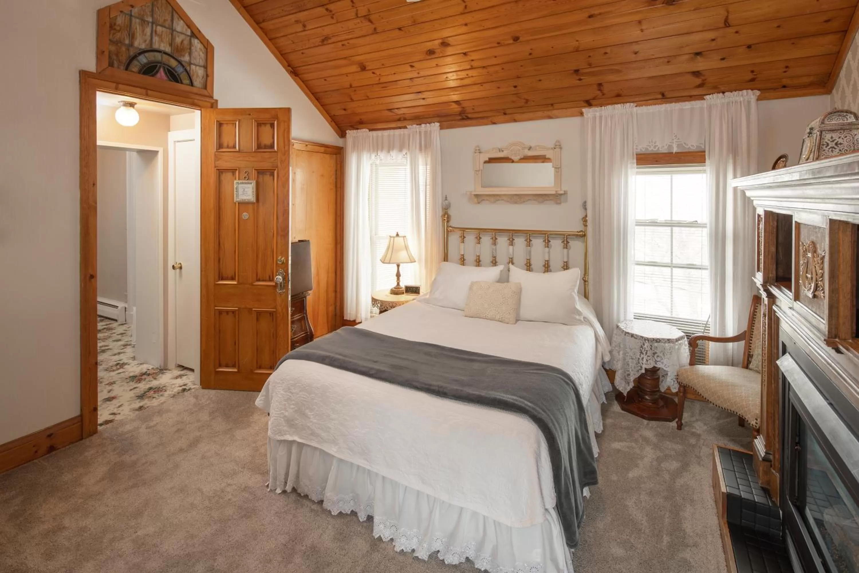 Bed in Cloran Mansion Bed & Breakfast