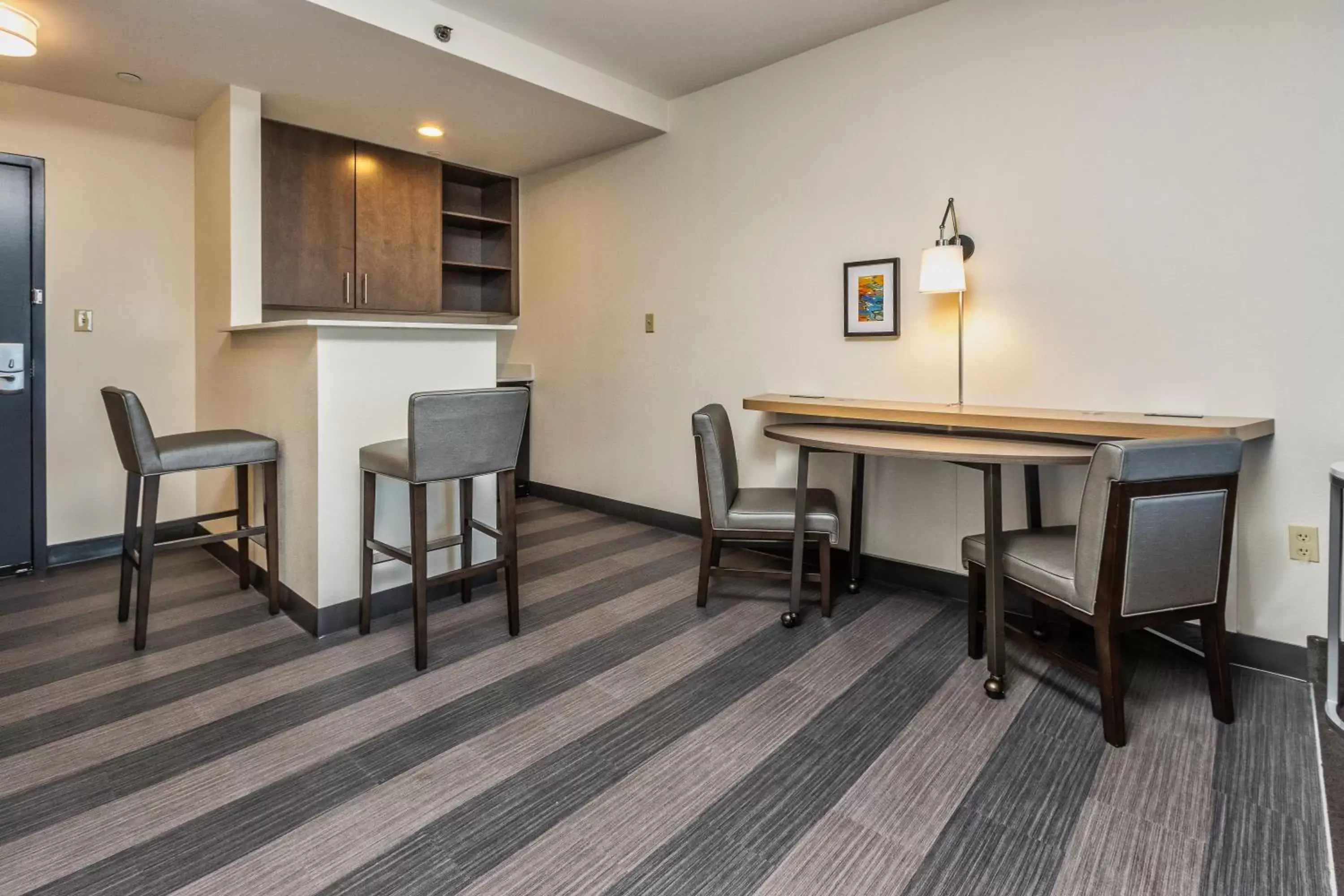 Bedroom, Seating Area in Holiday Inn Hotel & Suites Memphis-Wolfchase Galleria, an IHG Hotel