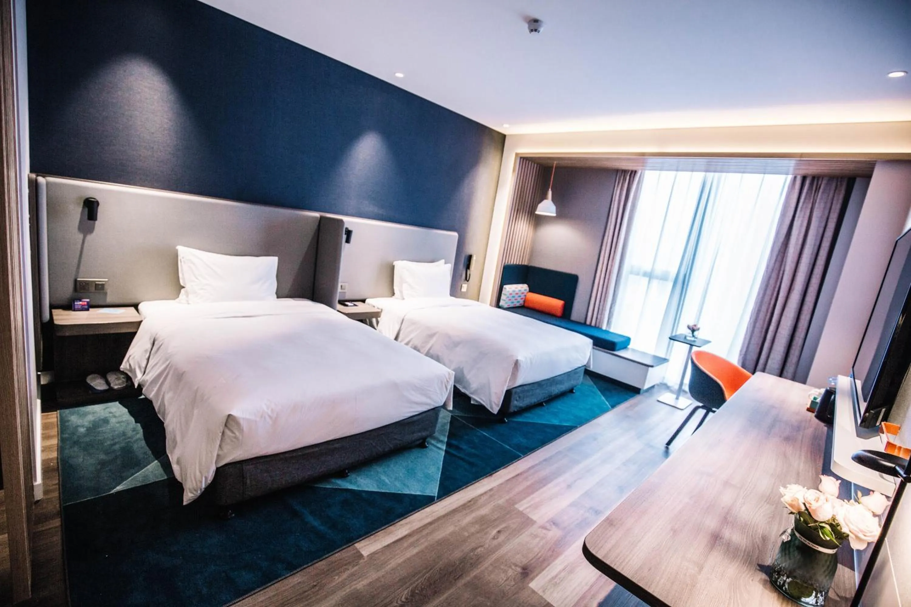 Photo of the whole room, Bed in Holiday Inn Express Ningbo Fenghua by IHG