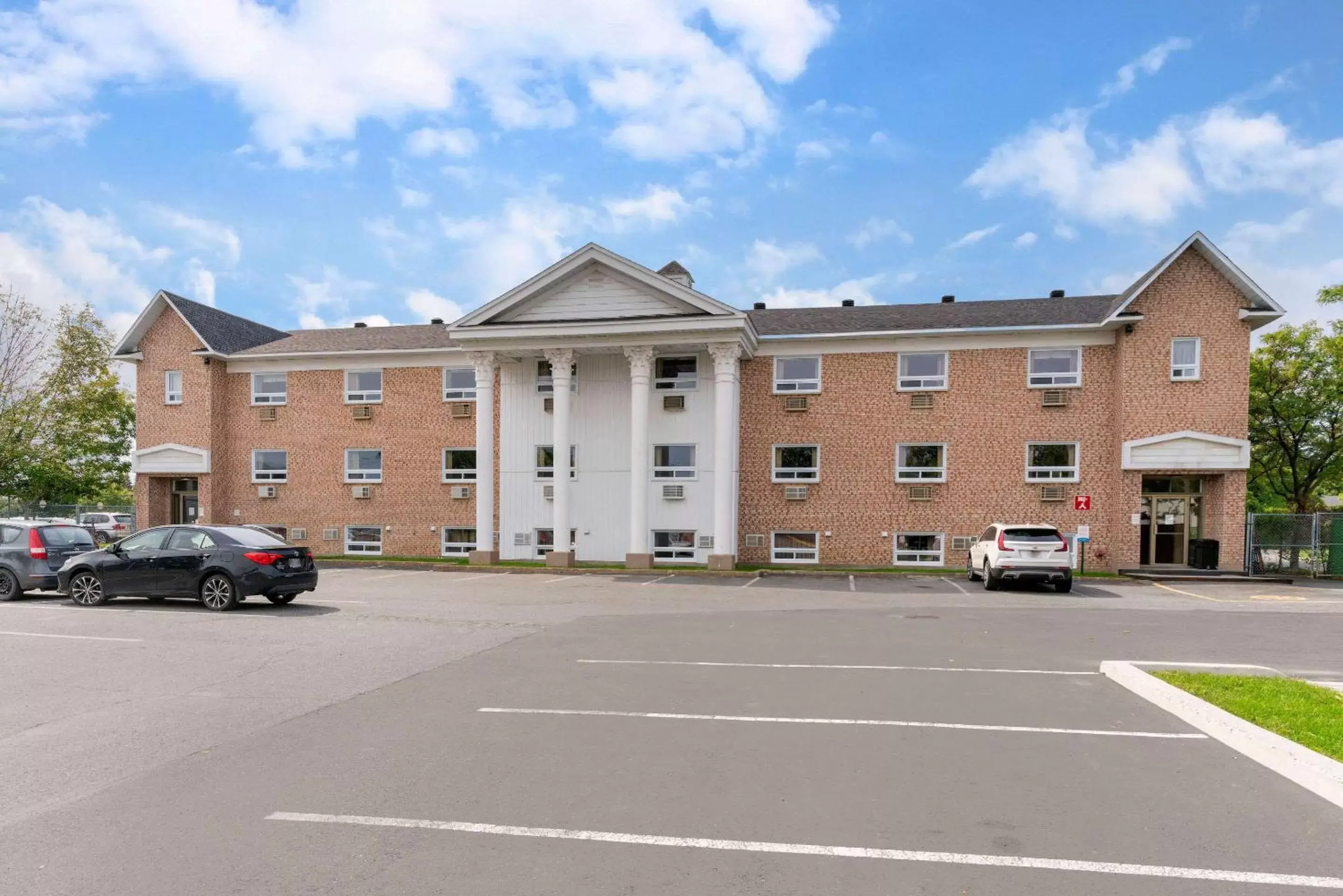 Property Building in Econolodge Brossard