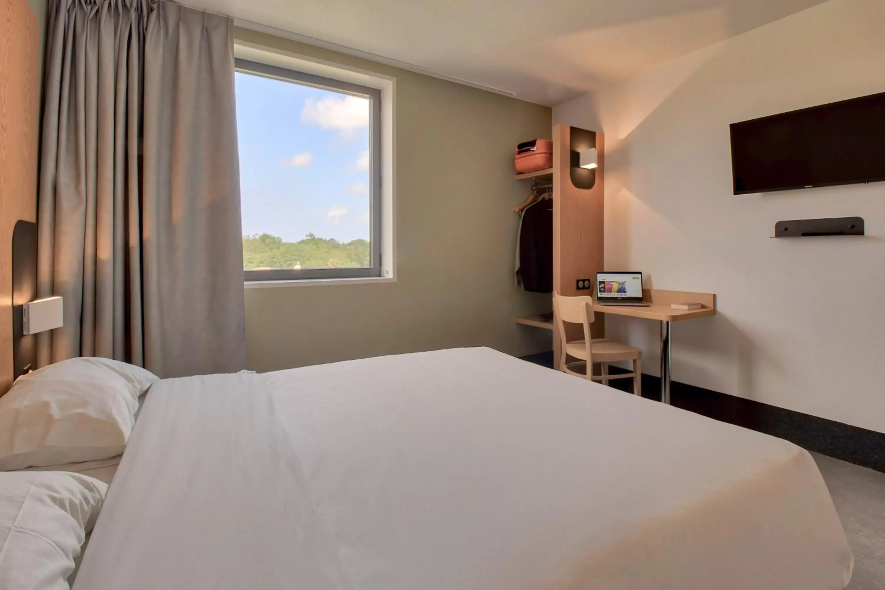 Bedroom, Bed in B&B HOTEL Bayonne Tarnos