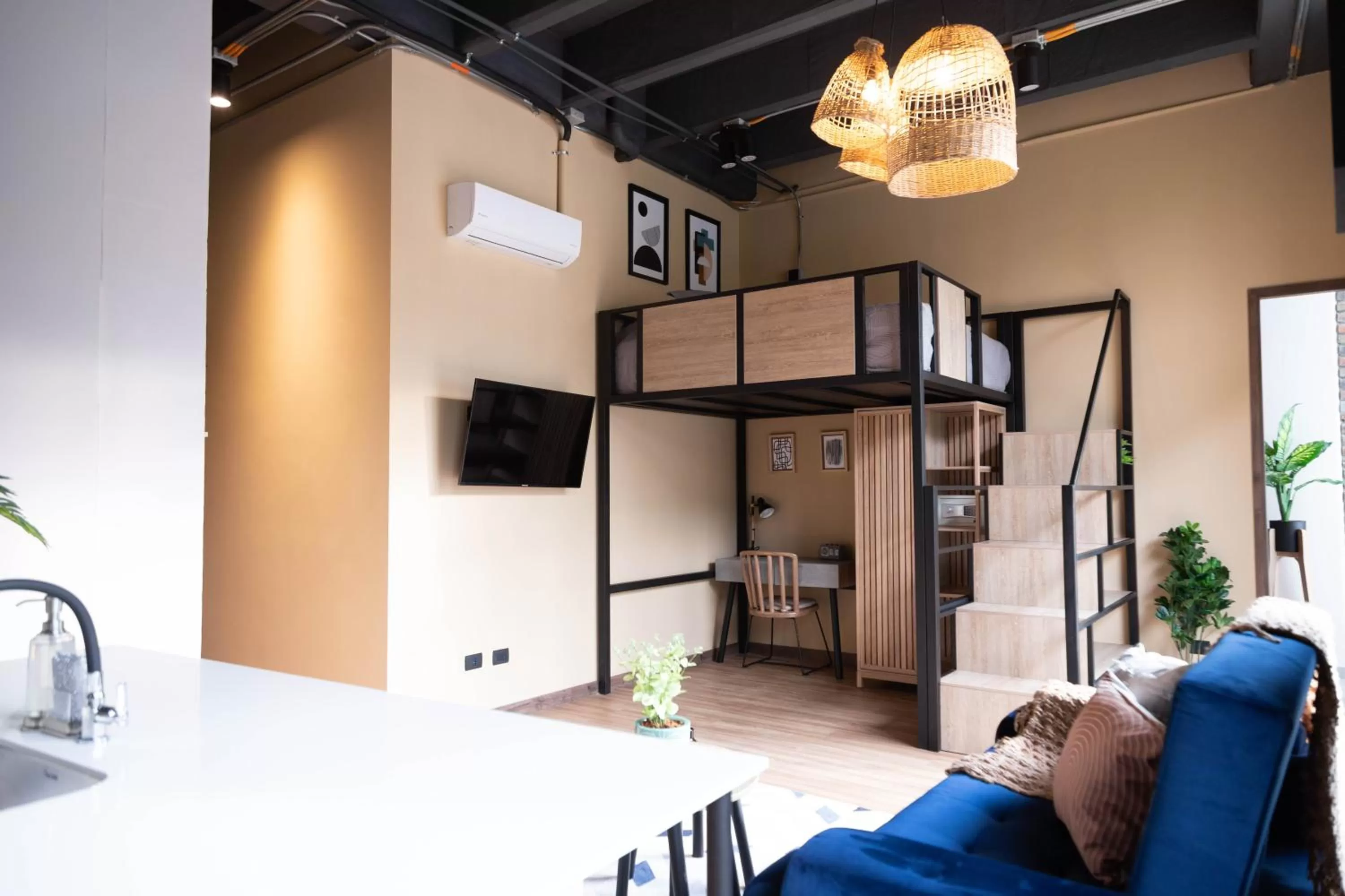 Photo of the whole room, Bed in Royal Living Poblado