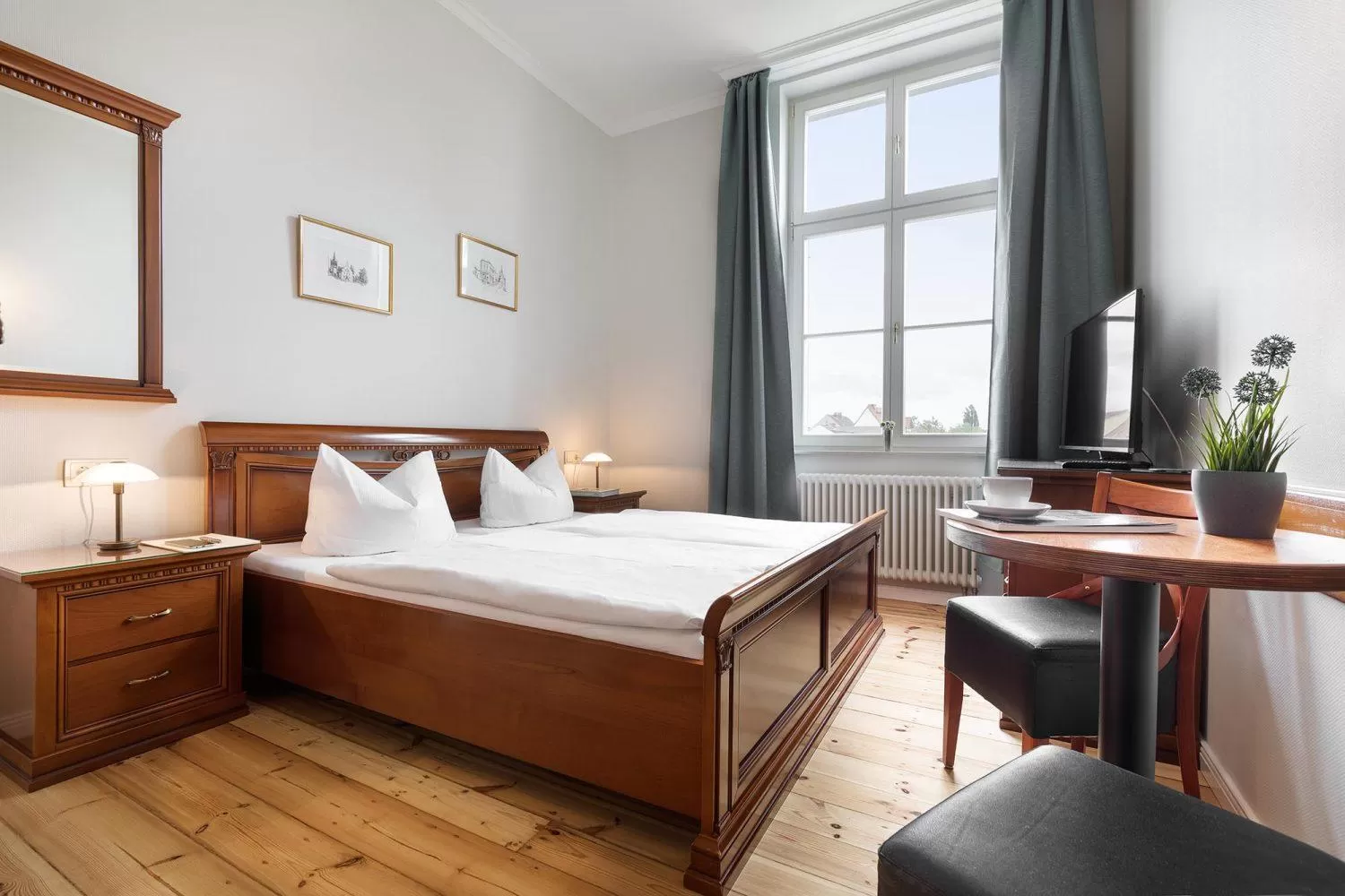 Photo of the whole room, Bed in Hotel Prinz Heinrich