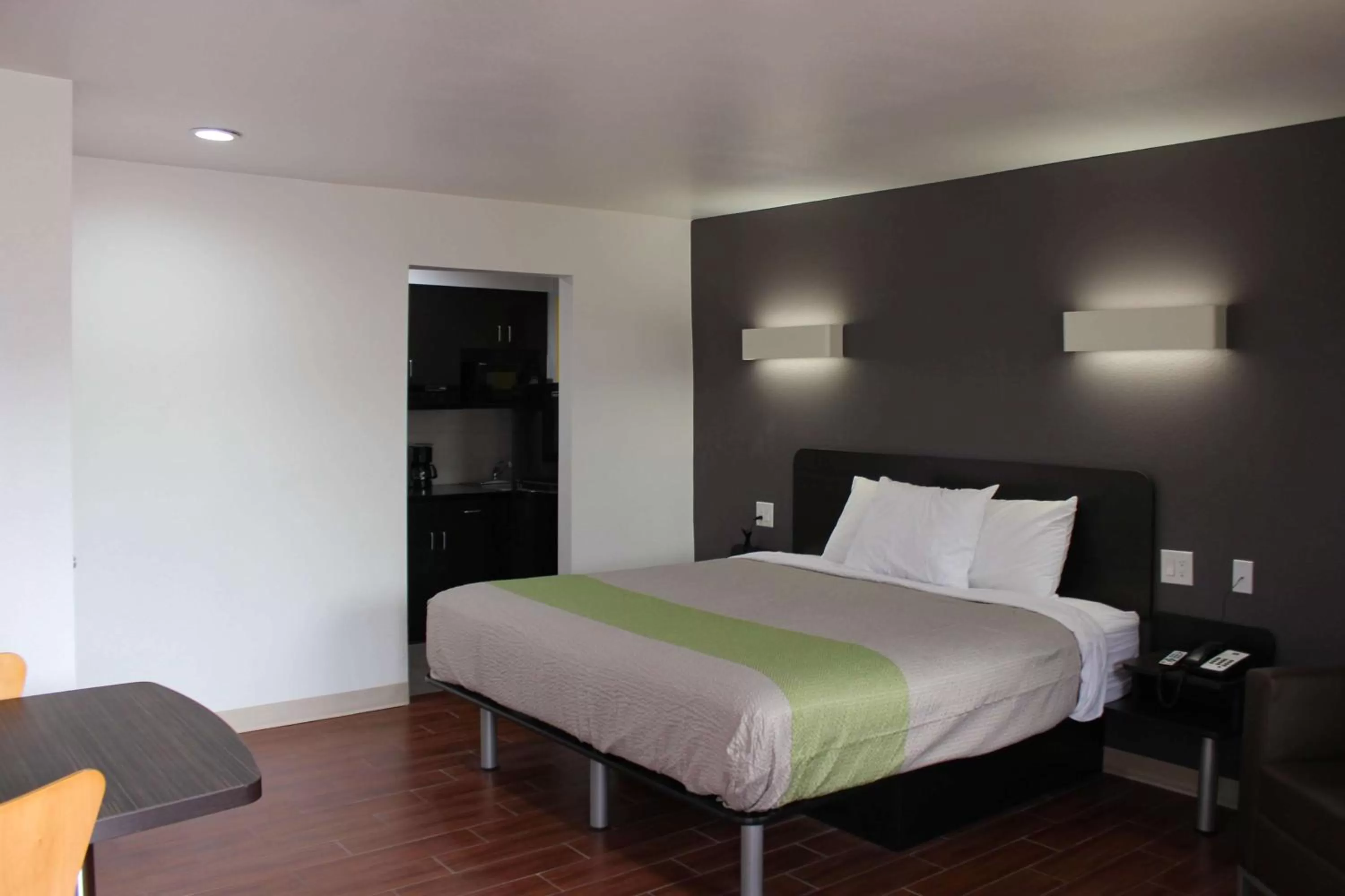 Photo of the whole room, Bed in Studio 6-Houston, TX - East