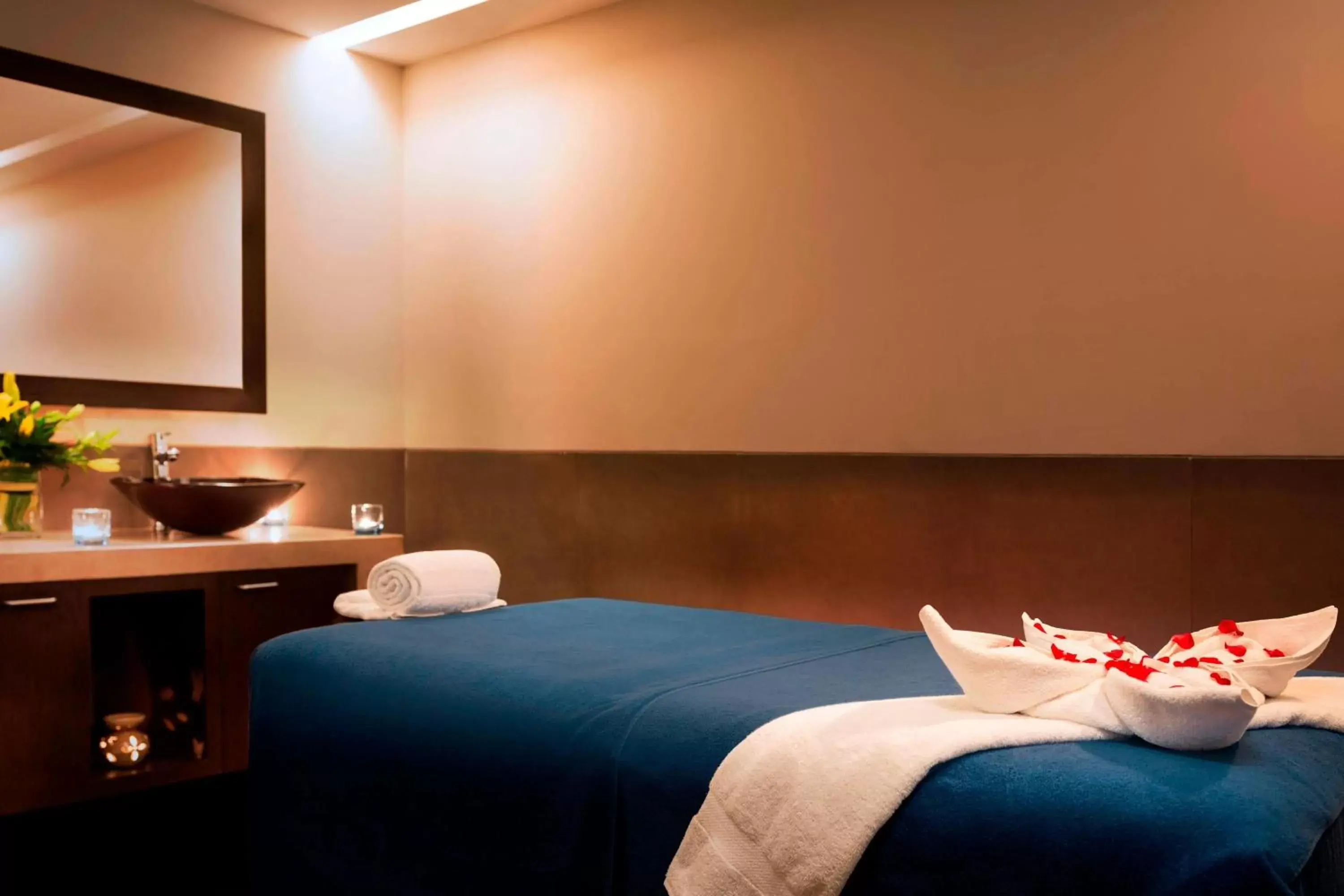 Spa and wellness centre/facilities, Bed in Le Meridien Nagpur