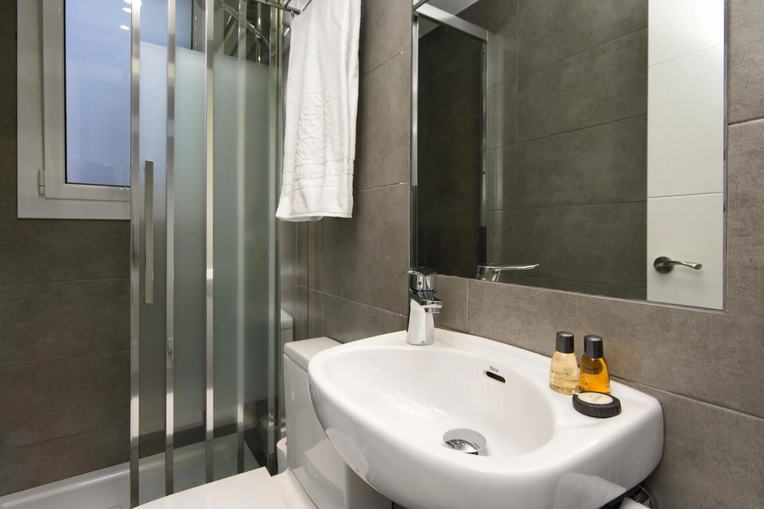 Bathroom in Eixample Building Apartments by Mercedes Heritage