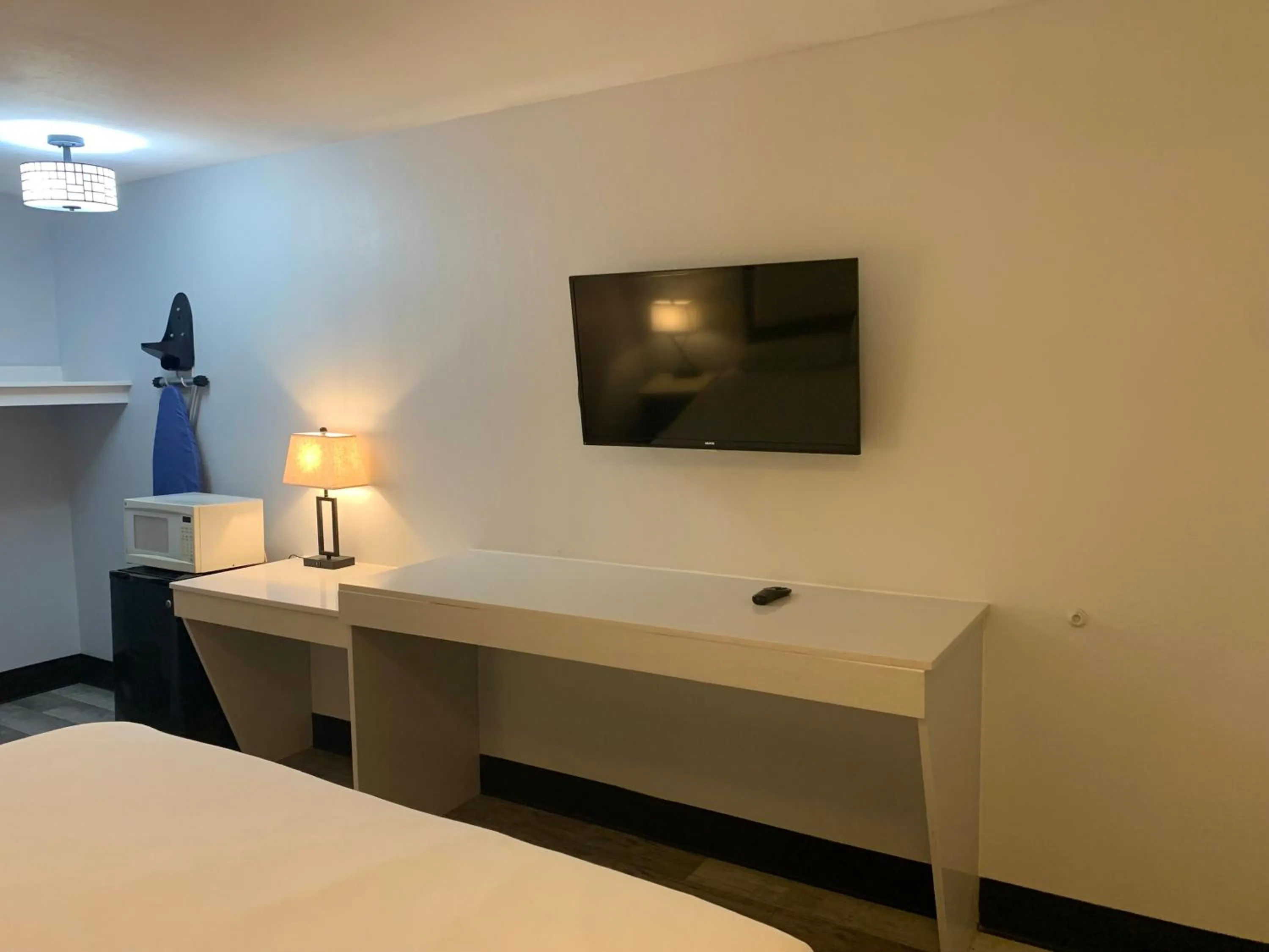 Bed in Rodeway Inn Midland South