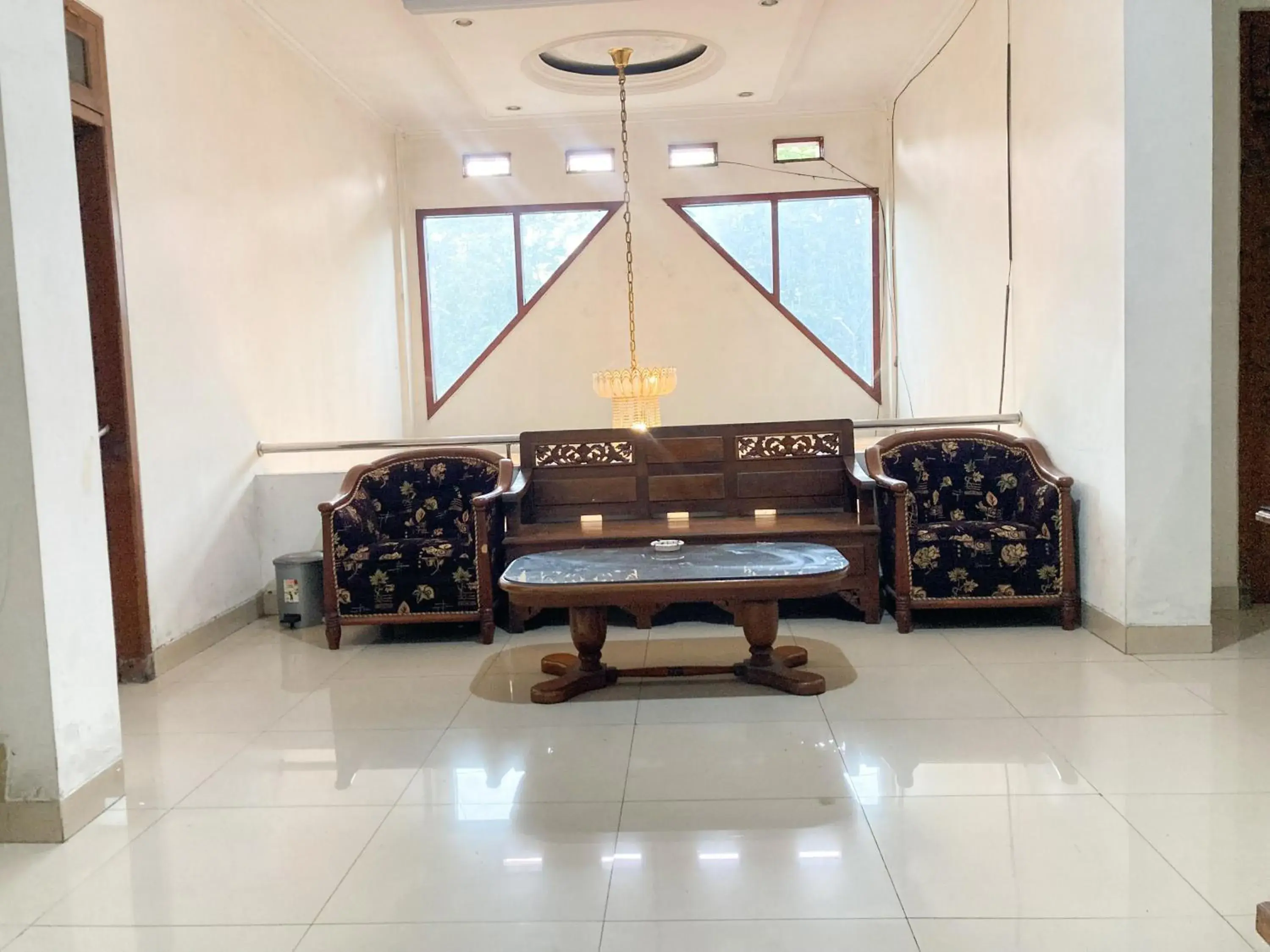 Seating area in OYO 902 Hotel Pondok Anggun