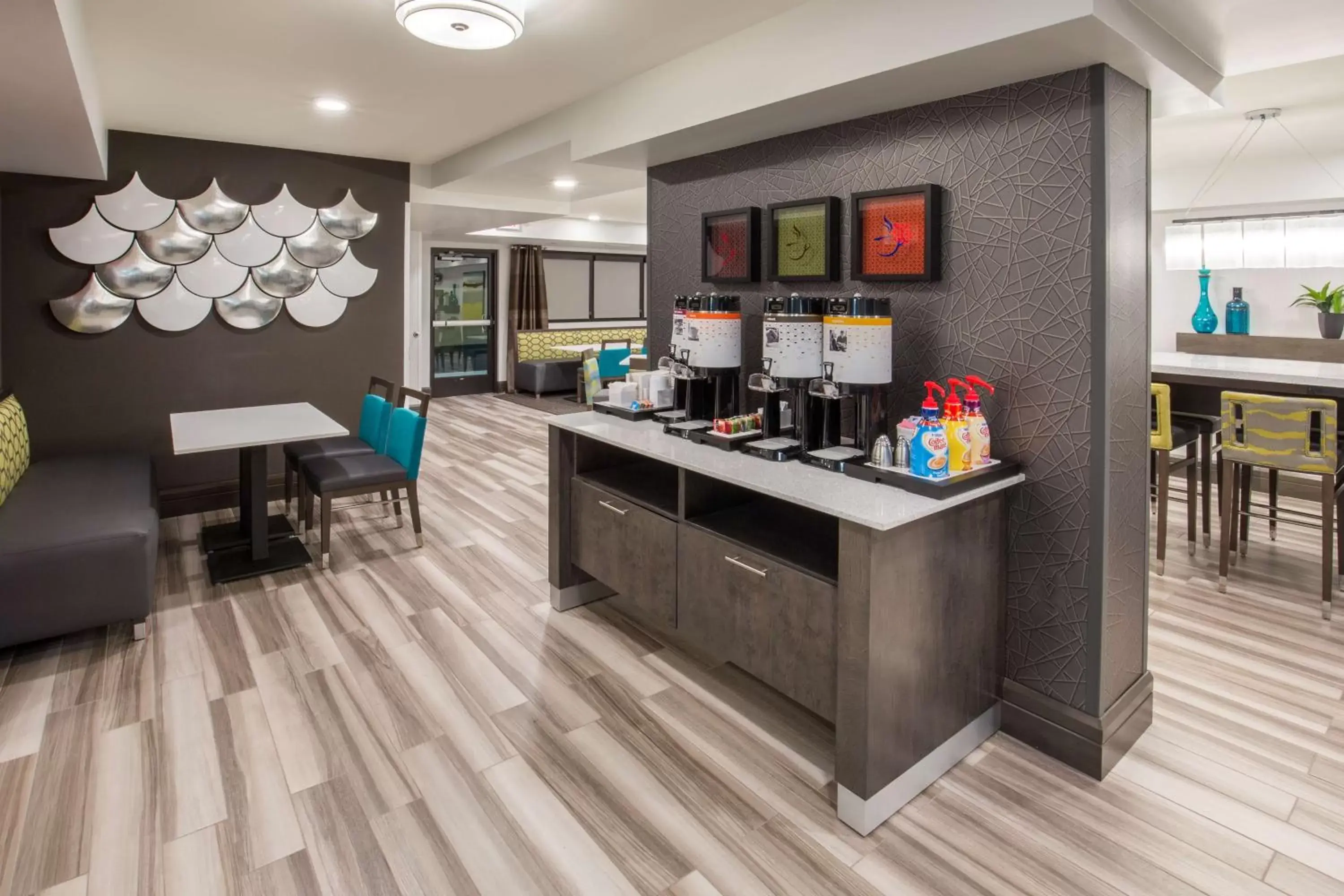 Dining area, Kitchen/Kitchenette in Hampton Inn Monterey