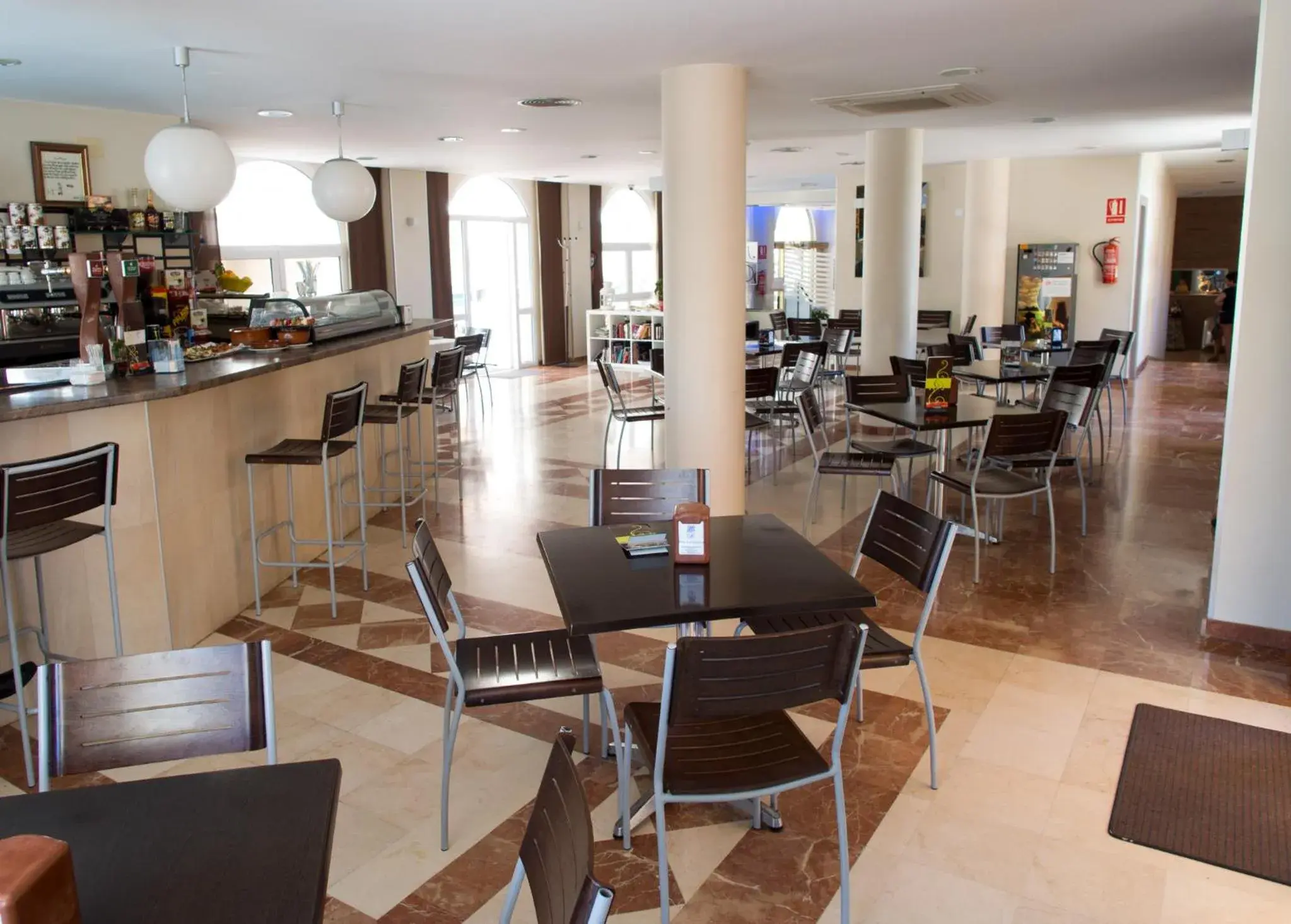 Lounge or bar, Restaurant/Places to Eat in Hotel Guardamar