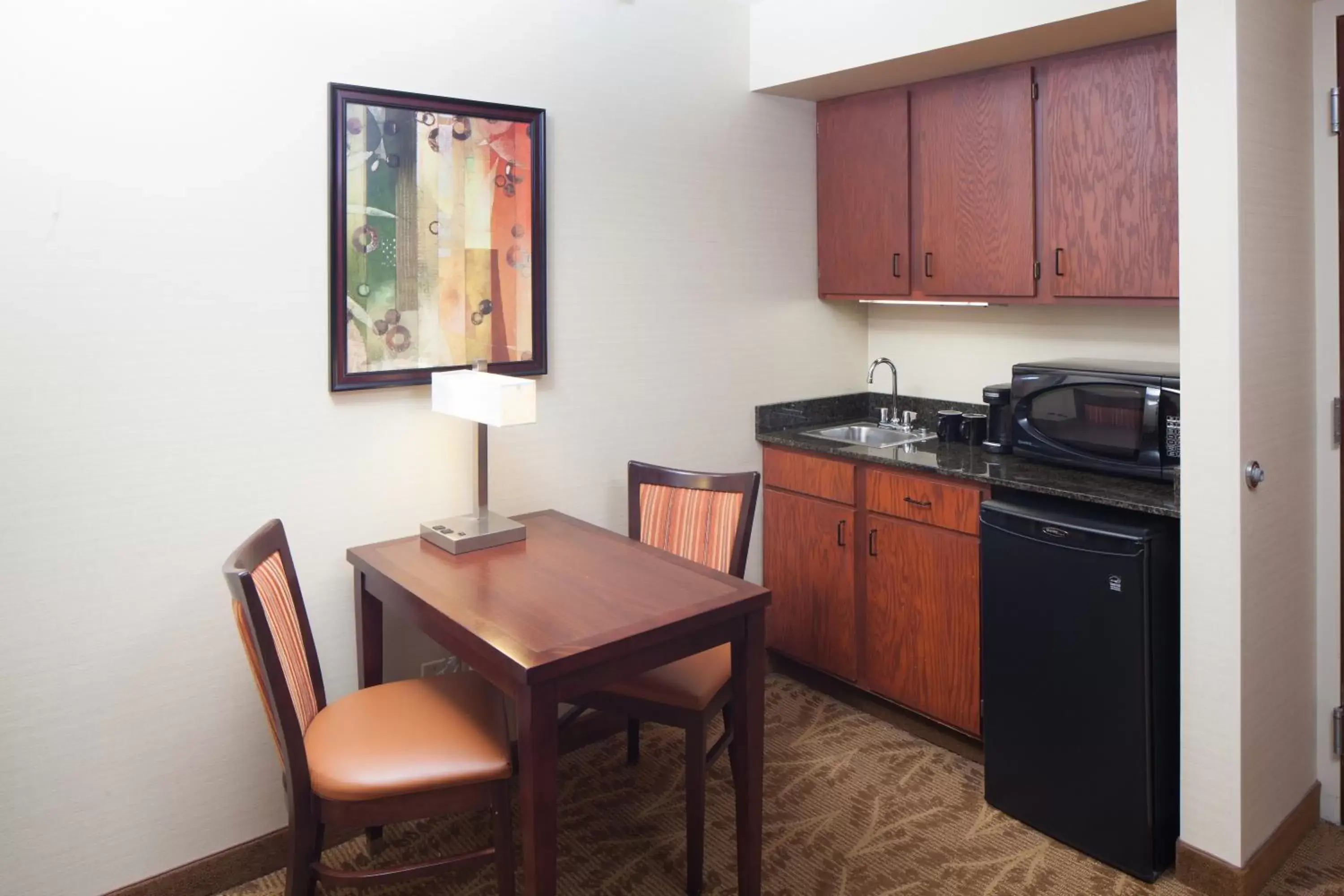 Seating area, Kitchen/Kitchenette in Kahler Inn and Suites