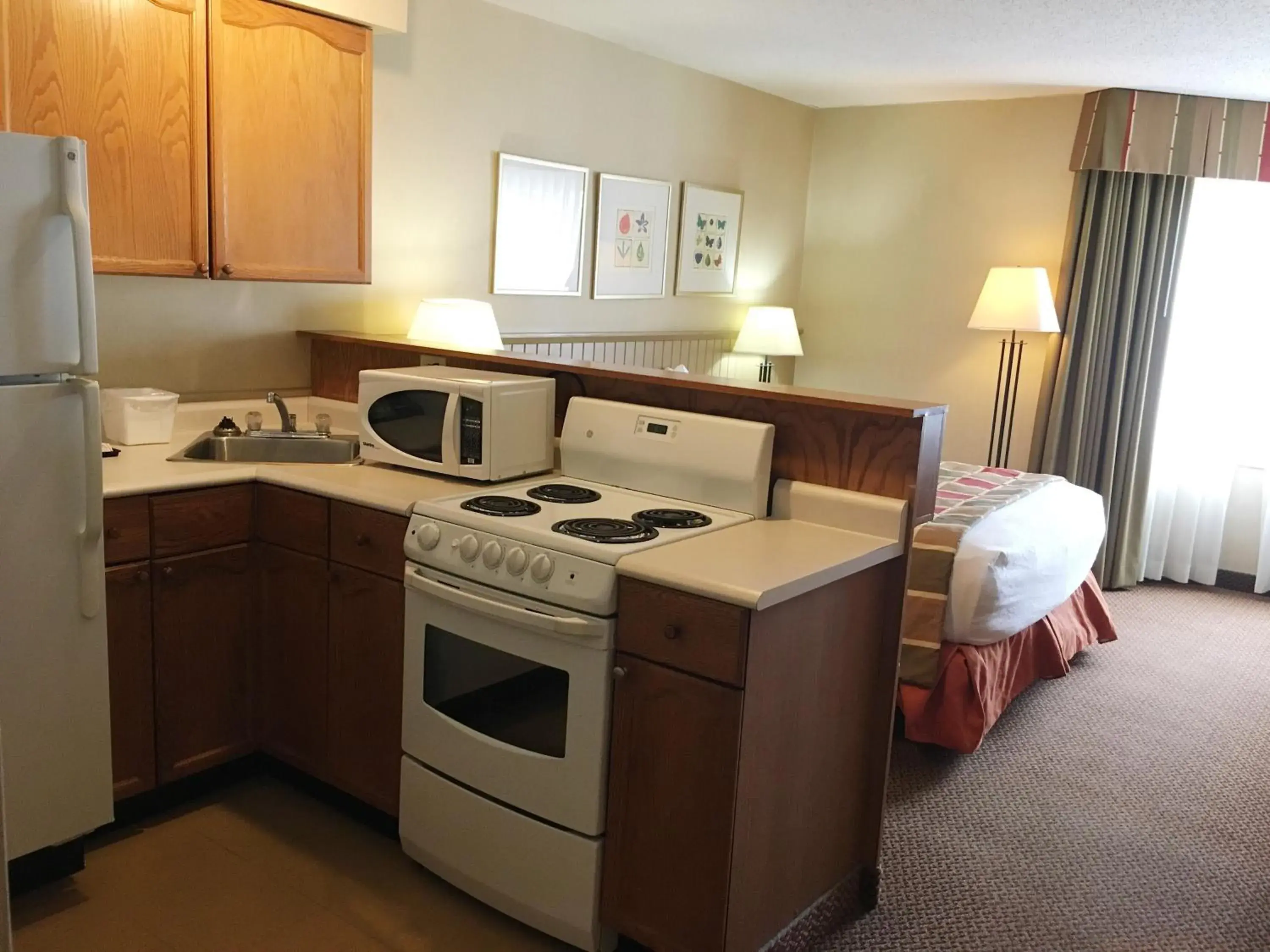 Kitchen/Kitchenette in Charlottetown Inn & Conference Centre