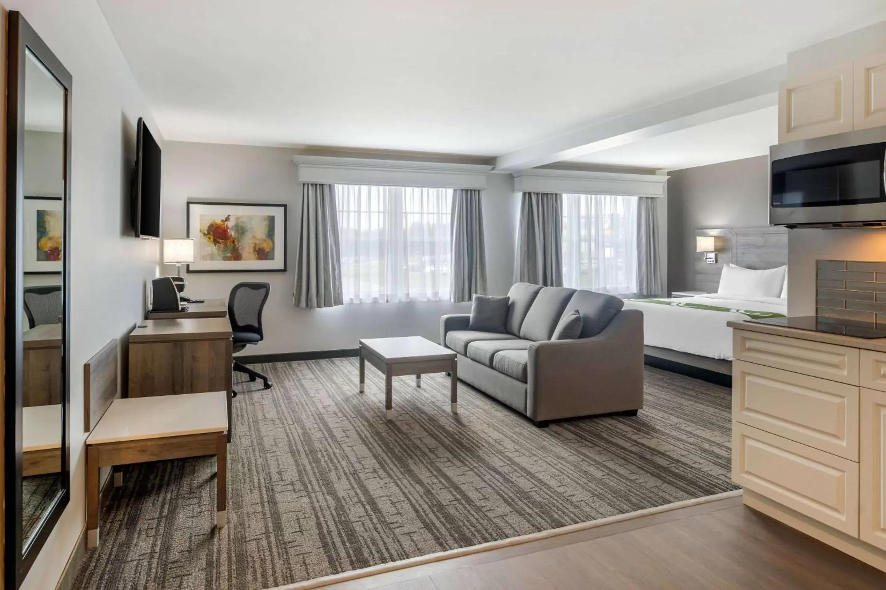 Bedroom, Seating Area in Quality Inn Amsterdam Fredericton