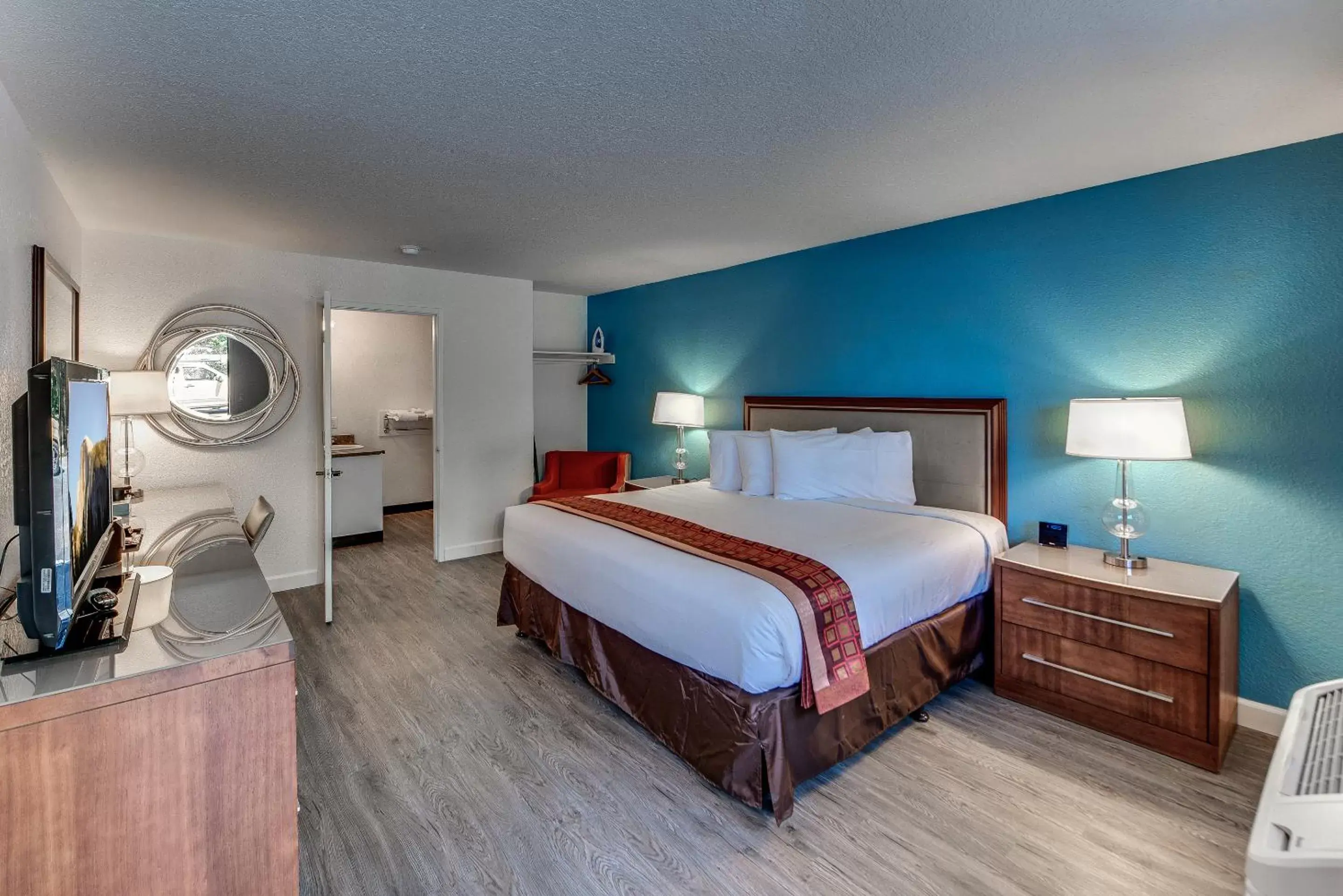 Deluxe King Room in Angels Inn Deluxe King Room in Angels Inn