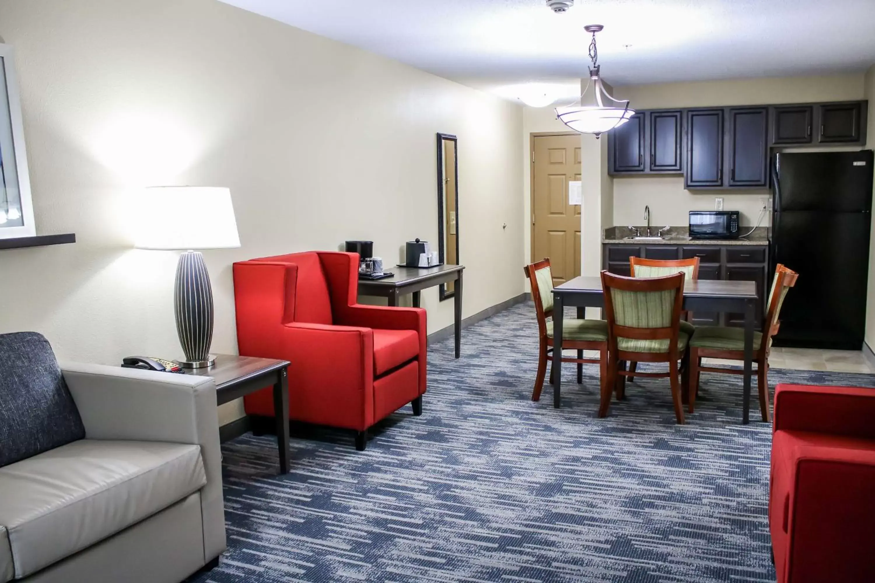 Kitchen or kitchenette, Seating Area in Country Inn & Suites by Radisson, Richmond West at I-64, VA