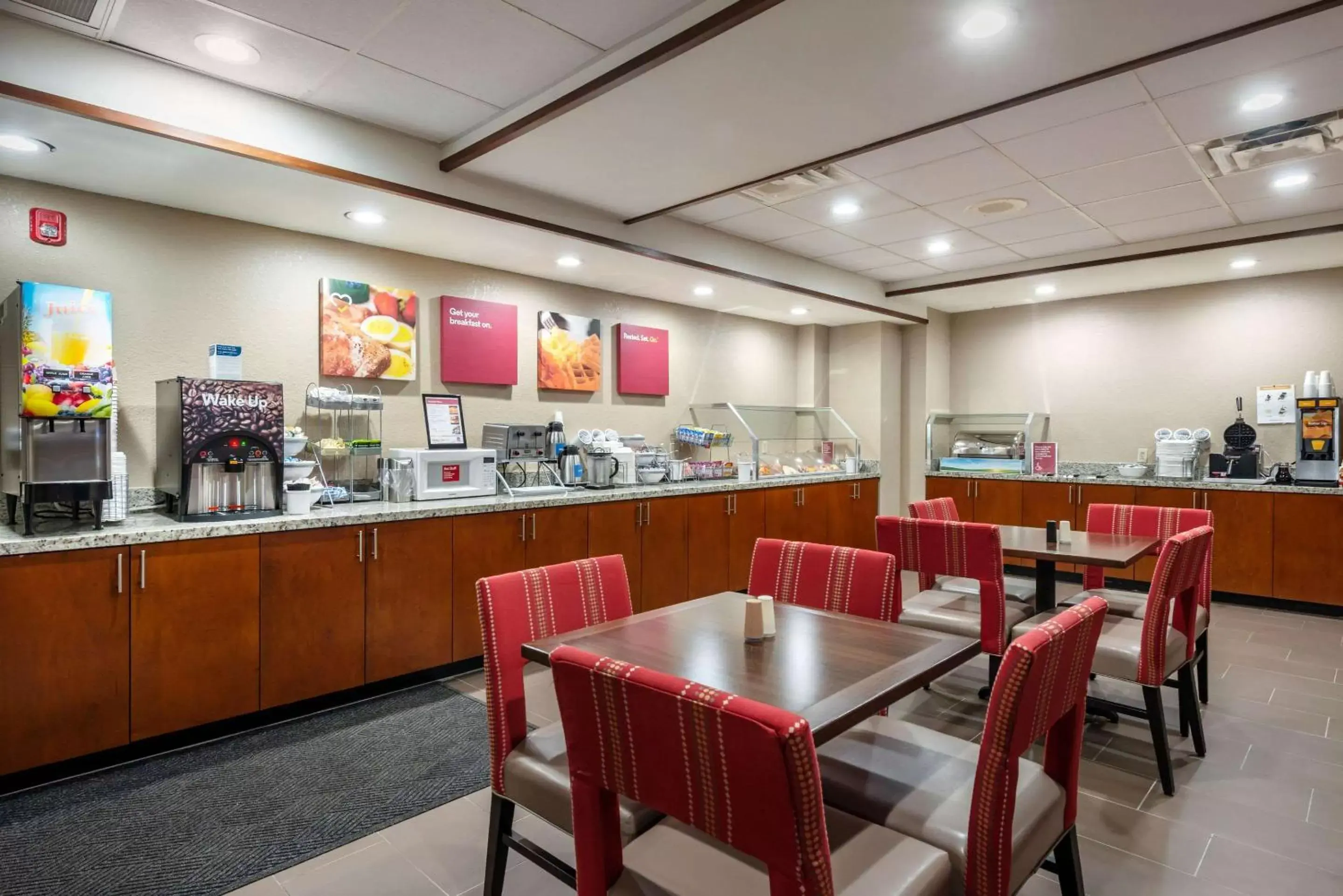 Restaurant/Places to Eat in Comfort Suites Downtown