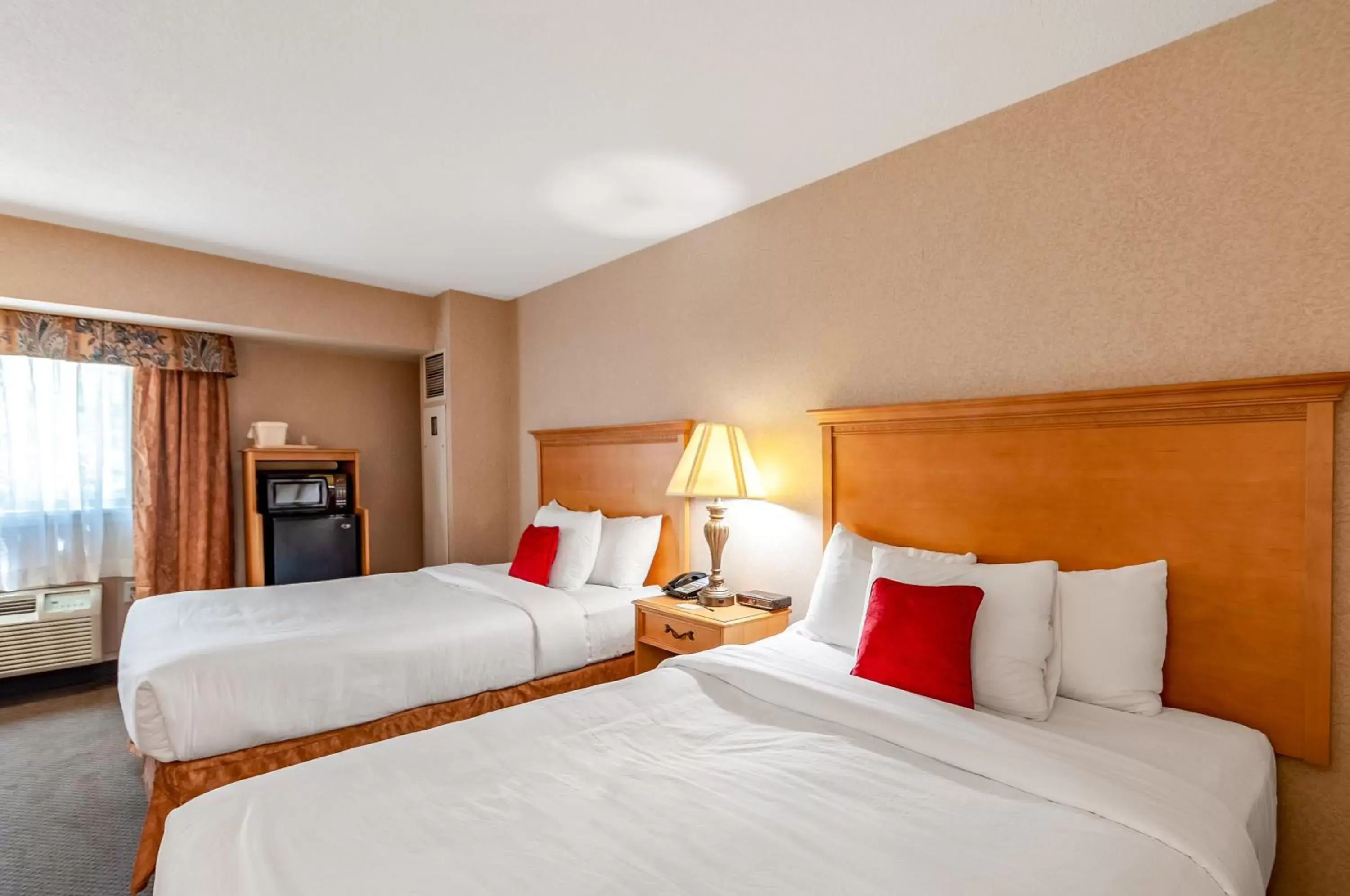 Bedroom, Bed in Red Lion Hotel Rosslyn Iwo Jima