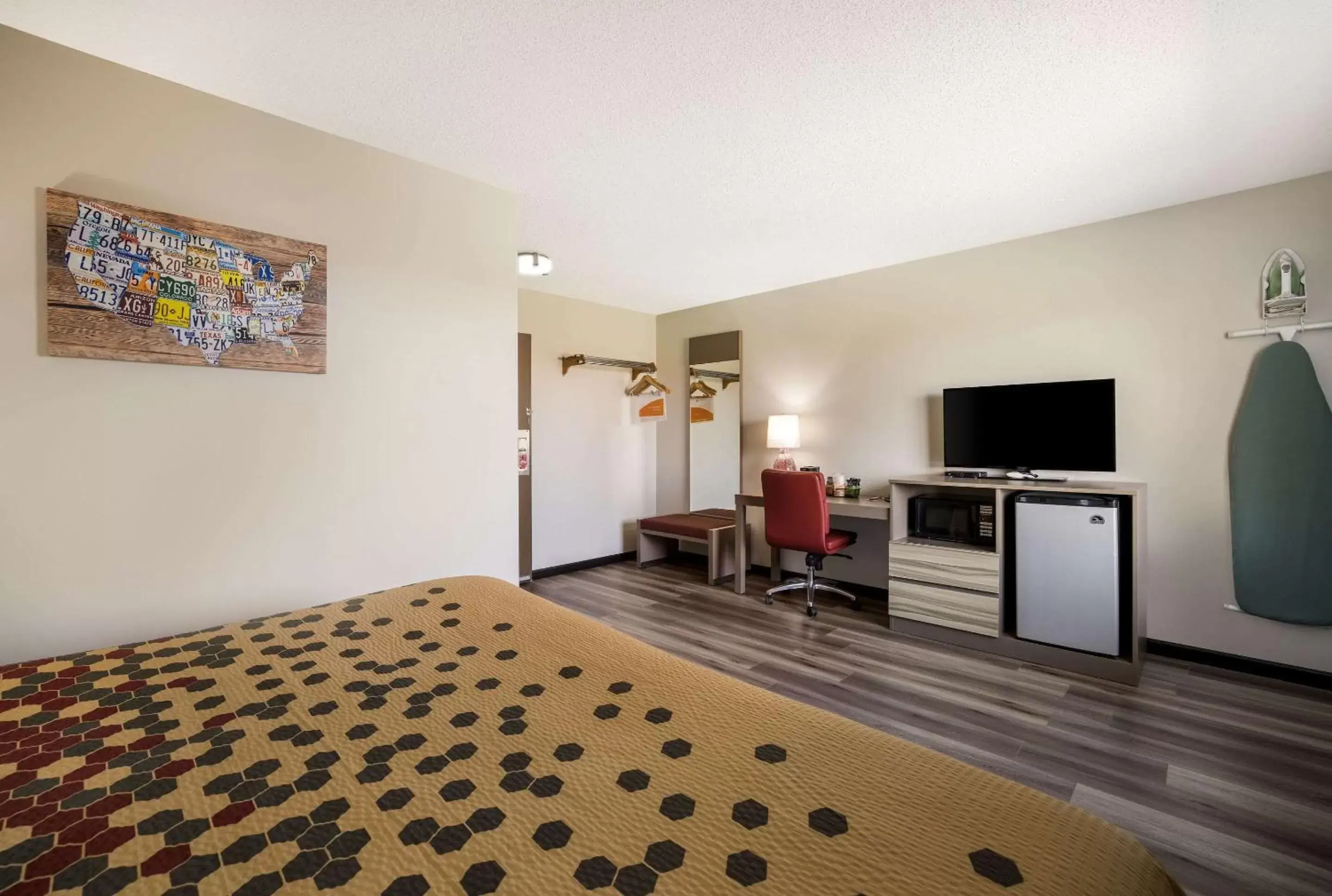 Bedroom, TV/Entertainment Center in Econo Lodge Inn & Suites Canandaigua