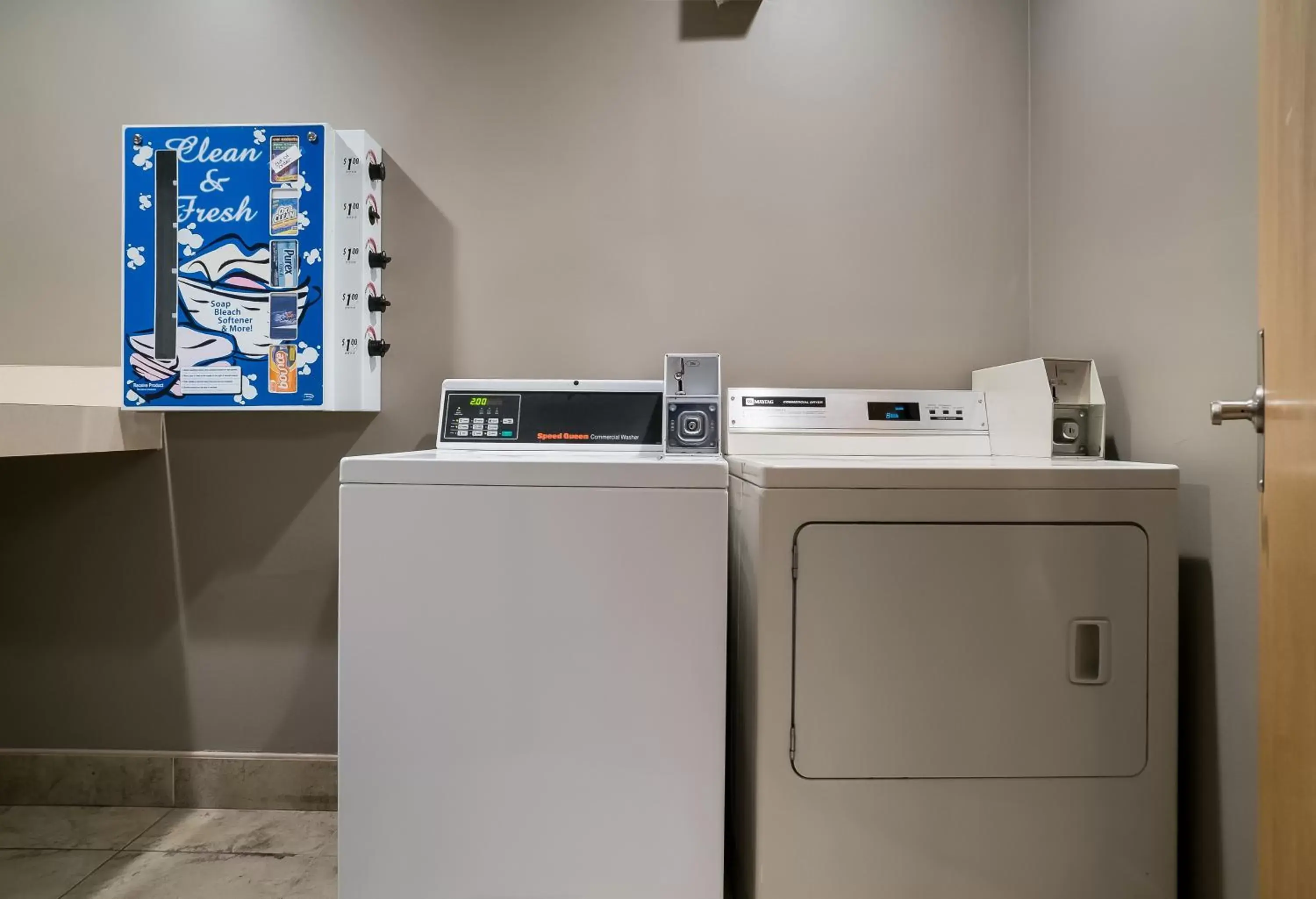 Kitchen/Kitchenette in Quality Inn